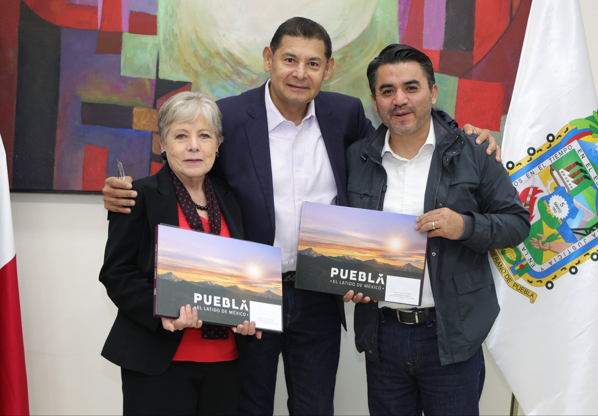 armentapuebla_'s tweet photo. Sostuvimos una reunión de trabajo con la titular de @SEMARNAT_mx, @aliciabarcena, y el titular de la @conagua_mx, @Efrainmoralesl, para dar seguimiento a temas estratégicos en materia de desarrollo sostenible y bienestar para Puebla. 🌱✨

Coincidimos en fortalecer la coordinación institucional para proteger nuestros recursos naturales, cuidar el medio ambiente 🌎💧🌳 y mejorar la calidad de vida de las y los poblanos, siguiendo la visión humanista de nuestra presidenta, la Dra. @Claudiashein. 🤝🏼🇲🇽