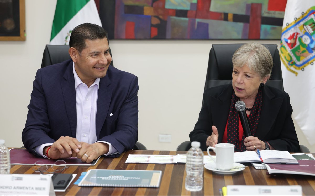 armentapuebla_'s tweet photo. Sostuvimos una reunión de trabajo con la titular de @SEMARNAT_mx, @aliciabarcena, y el titular de la @conagua_mx, @Efrainmoralesl, para dar seguimiento a temas estratégicos en materia de desarrollo sostenible y bienestar para Puebla. 🌱✨

Coincidimos en fortalecer la coordinación institucional para proteger nuestros recursos naturales, cuidar el medio ambiente 🌎💧🌳 y mejorar la calidad de vida de las y los poblanos, siguiendo la visión humanista de nuestra presidenta, la Dra. @Claudiashein. 🤝🏼🇲🇽
