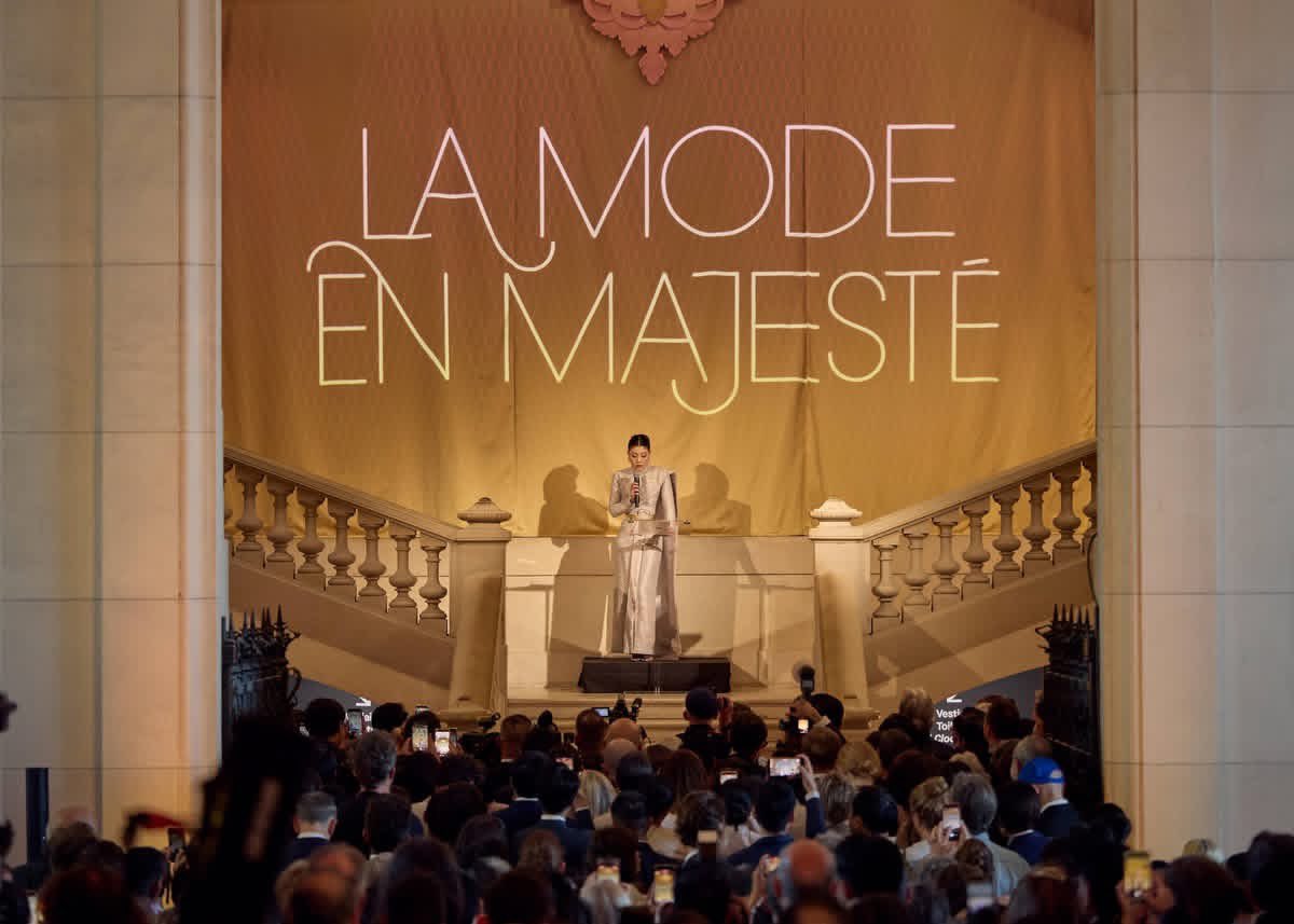 FAT_Peterrr's tweet photo. 🇹🇭👑 From Queen Sirikit to Princess Sirivannavari, Chud Thai continues to evolve from royal heritage to modern global fashion. ✨🪡🇫🇷

“La Mode en Majesté” in Paris is Thailand serving culture, craftsmanship &amp; soft power beautifully.

#ChudThai #ThaiTraditionalCostume  #UNESCO https://t.co/a7fWbHD39t