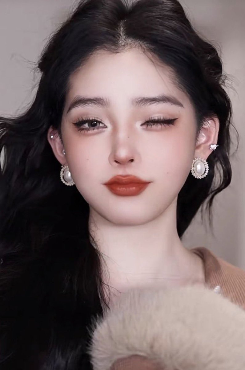 nbzonan's tweet photo. @bigpapalovesyou @ponilulu But that’s not even chinese asian style makeup this lady makes it all a joke 
Look this is it the aesthetics https://t.co/kVD7lryz6p
