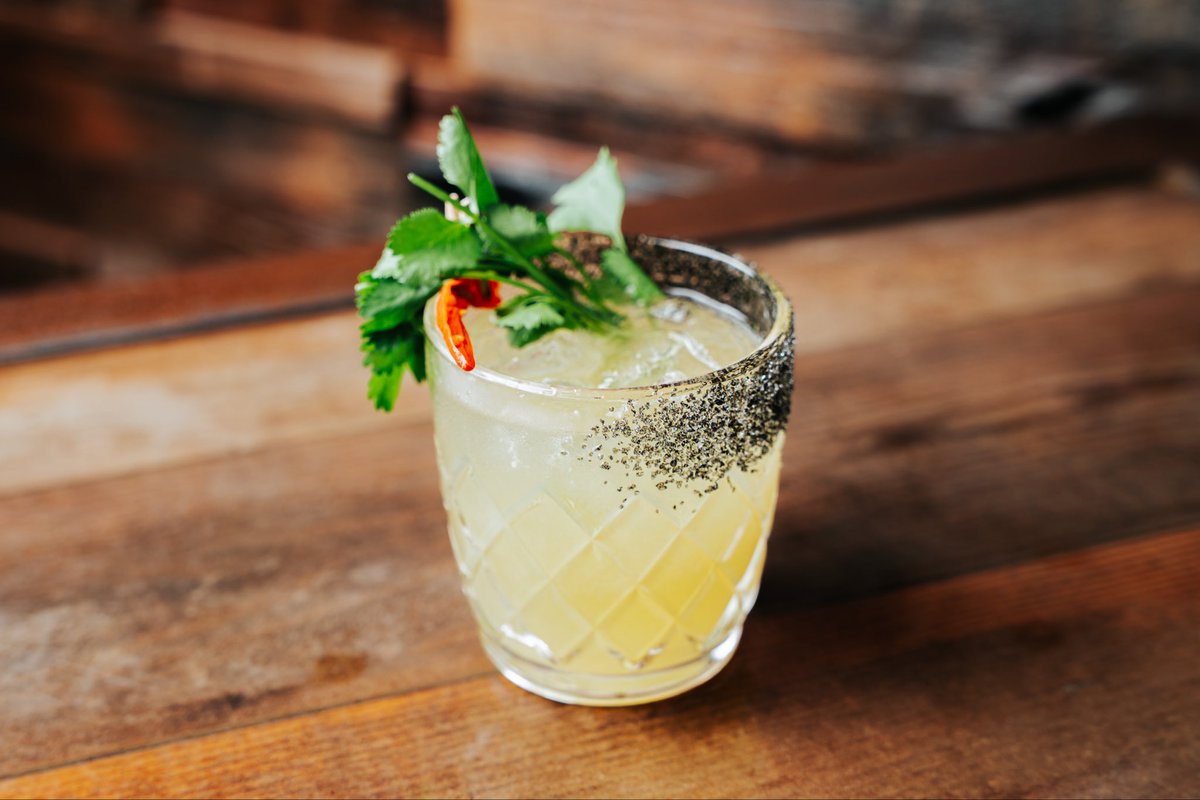 DunnKirkLibrary's tweet photo. “A package of value in a glass.” — F. Scott Fitzgerald 🍸📚

#CraftCocktails #Mixology #SpicyMargarita #ClassicVibes #CocktailAesthetic https://t.co/oWLehshZjl