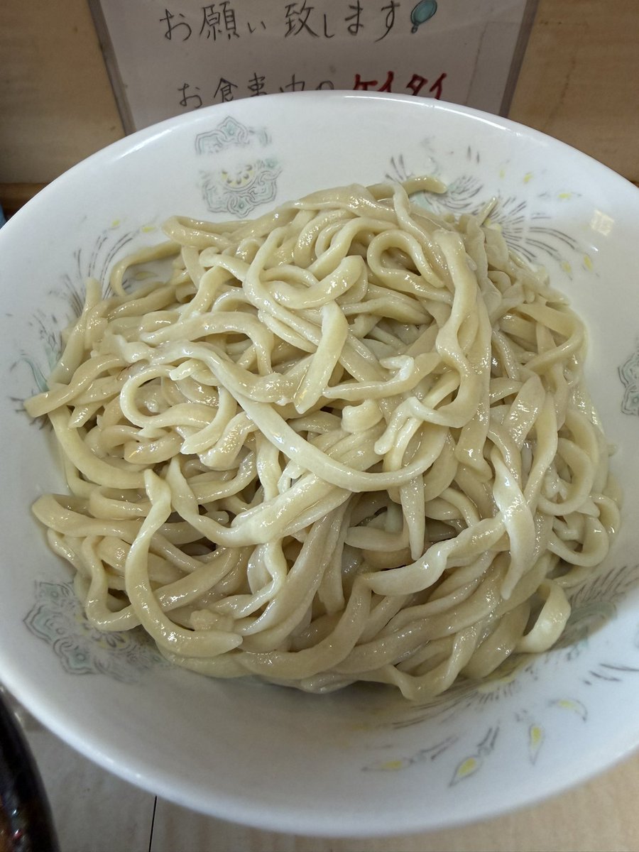 deromen26's tweet photo. ラーメン二郎京成大久保店🏠☁️

週の真ん中水曜日【つけ麺日和】
開店時20人くらい

味噌とデフォで直前まで悩むのは大久保ならでは

つけ麺(デフォ)にしました
野菜ニンニクはお任せで

喉で味わう『ラーメン二郎』は今日も最高���美味かった🤤

眉さん女将さん感謝🙇
ご馳走様でした〜😍😍😍 https://t.co/wOVh1laTHu