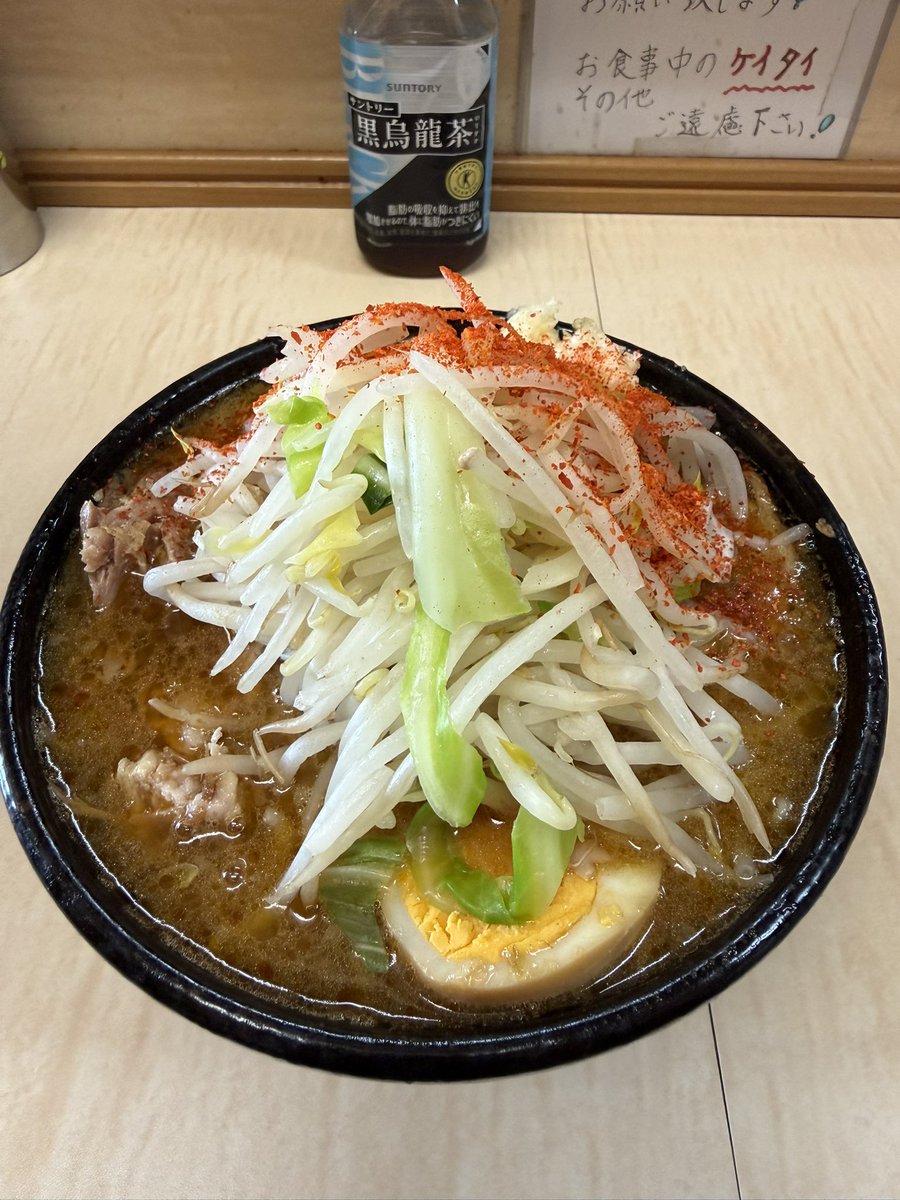 deromen26's tweet photo. ラーメン二郎京成大久保店🏠☁️

週の真ん中水曜日【つけ麺日和】
開店時20人くらい

味噌とデフォで直前まで悩むのは大久保ならでは

つけ麺(デフォ)にしました
野菜ニンニクはお任せで

喉で味わう『ラーメン二郎』は今日も最高���美味かった🤤

眉さん女将さん感謝🙇
ご馳走様でした〜😍😍😍 https://t.co/wOVh1laTHu