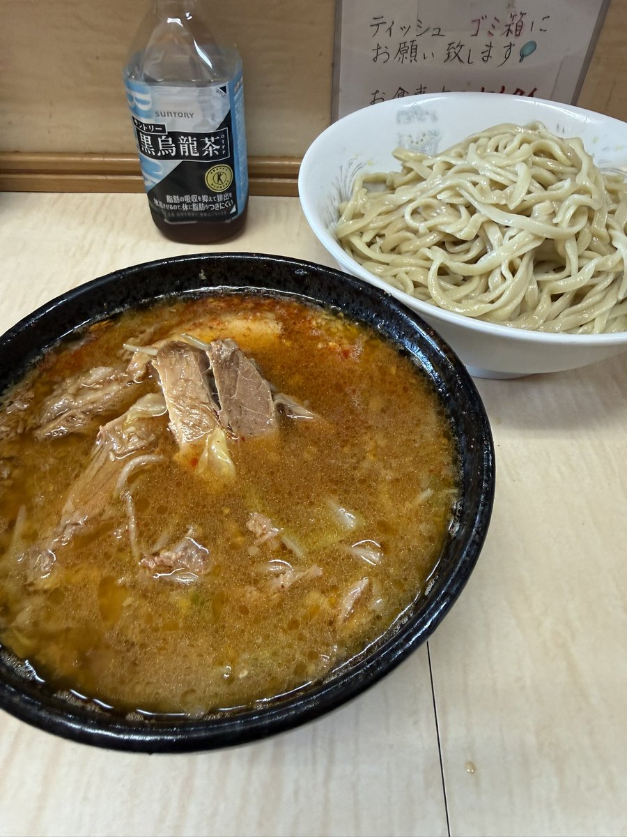 deromen26's tweet photo. ラーメン二郎京成大久保店🏠☁️

週の真ん中水曜日【つけ麺日和】
開店時20人くらい

味噌とデフォで直前まで悩むのは大久保ならでは

つけ麺(デフォ)にしました
野菜ニンニクはお任せで

喉で味わう『ラーメン二郎』は今日も最高���美味かった🤤

眉さん女将さん感謝🙇
ご馳走様でした〜😍😍😍 https://t.co/wOVh1laTHu