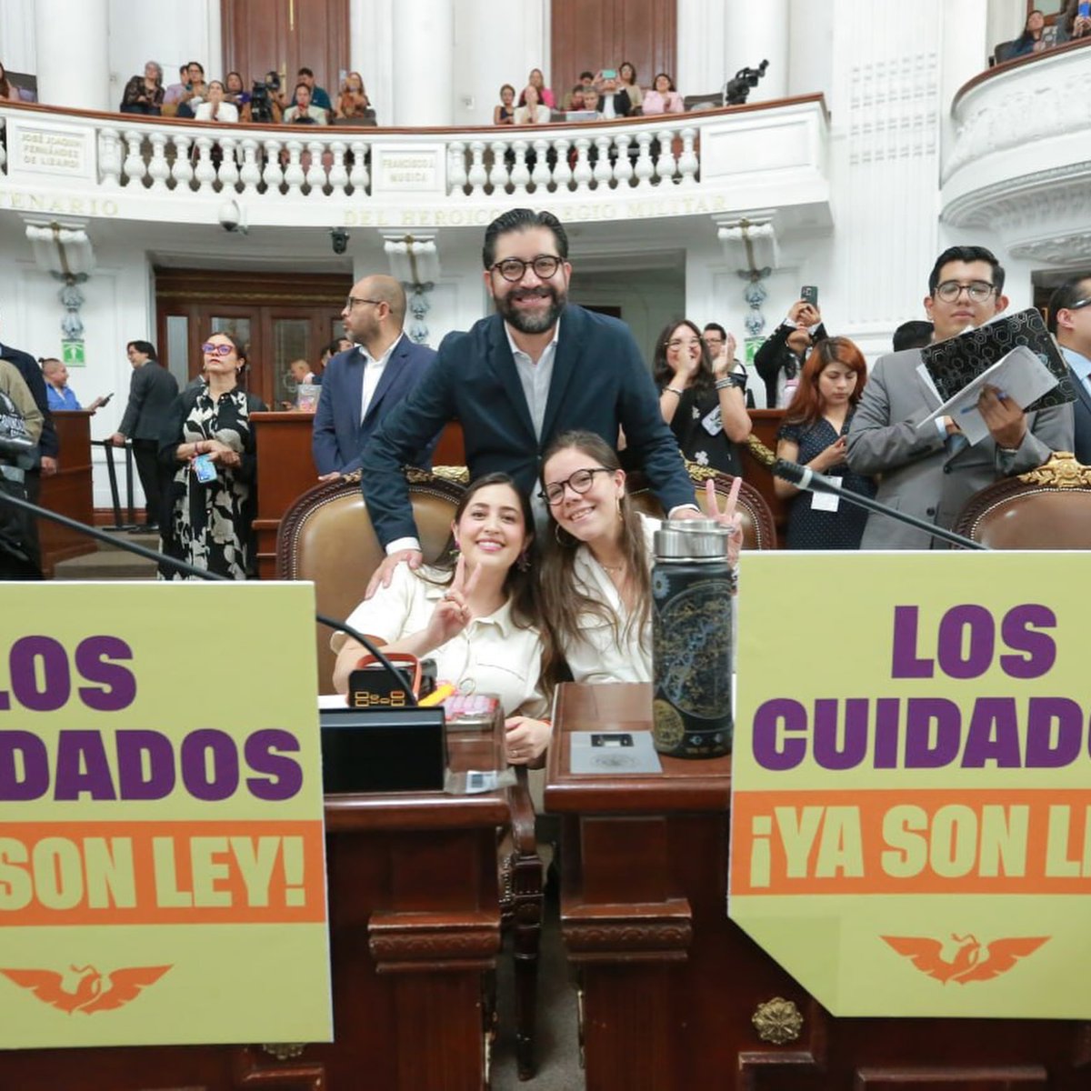 MovCiudadanoMX's tweet photo. ¡Lo logramos: El Sistema de Cuidados ya es ley en la CDMX!👩‍🍼👵🧡

Esto significa un gran paso, pero aún hay mucho por hacer. 💪 En la #BancadaNaranja no vamos a parar hasta que sea una realidad en todo el país. 

Cuidar es trabajar, ¡se debe valorar! 🧡 https://t.co/lhaEDgpSWU