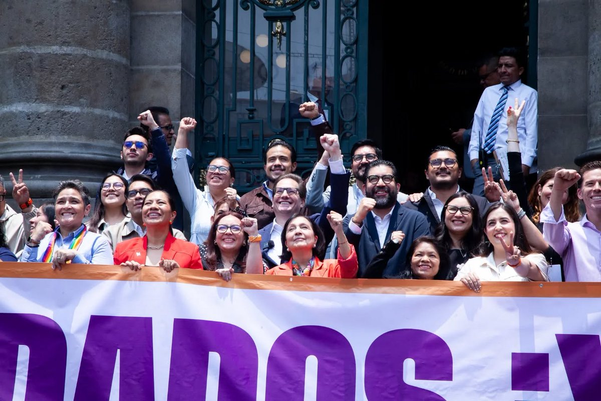 MovCiudadanoMX's tweet photo. ¡Lo logramos: El Sistema de Cuidados ya es ley en la CDMX!👩‍🍼👵🧡

Esto significa un gran paso, pero aún hay mucho por hacer. 💪 En la #BancadaNaranja no vamos a parar hasta que sea una realidad en todo el país. 

Cuidar es trabajar, ¡se debe valorar! 🧡 https://t.co/lhaEDgpSWU
