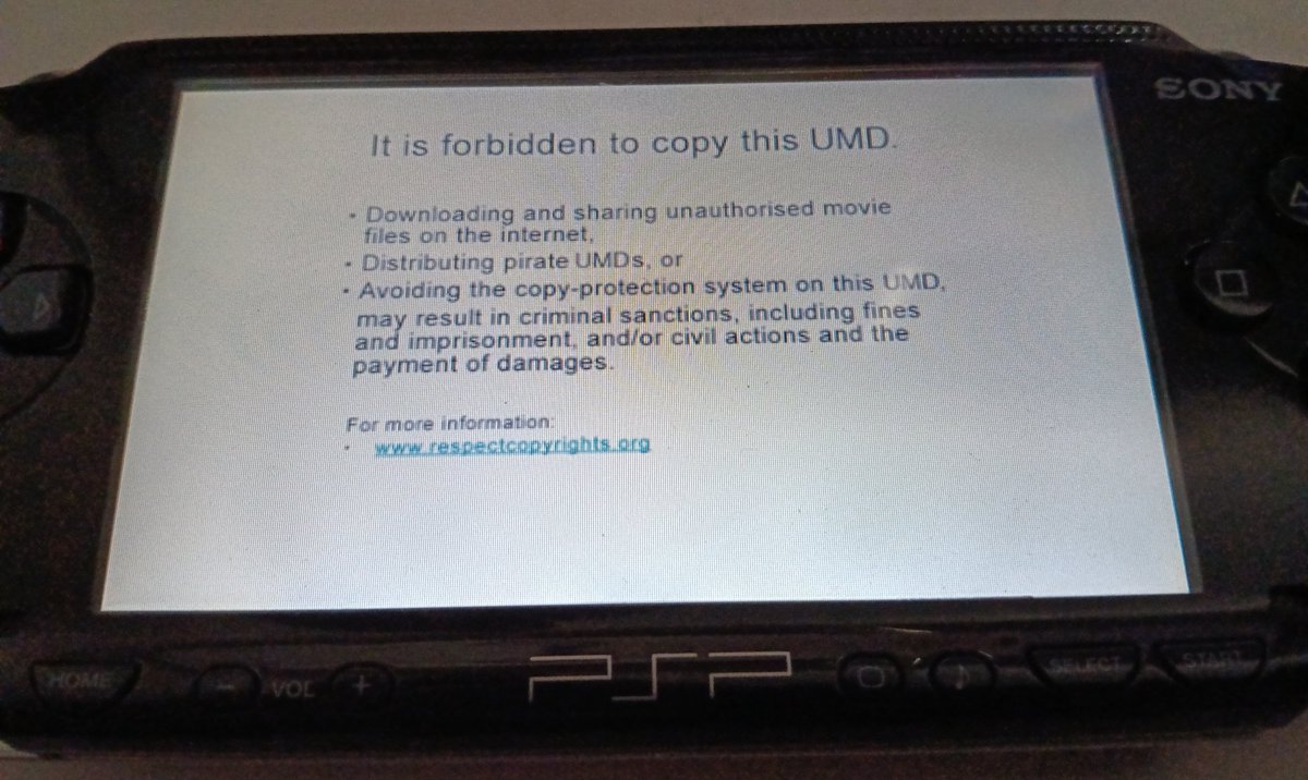 Freako1's tweet photo. Look at me! I'm bootlegging a UMD!
HEHEHEHEHEHEHE https://t.co/LDcbdMoEUv