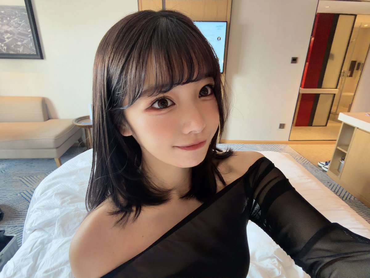 misaki__ao's tweet photo. レースクイーン時代のメイクしたらめっちゃ濃くなった😂 https://t.co/BIYu8OCduW
