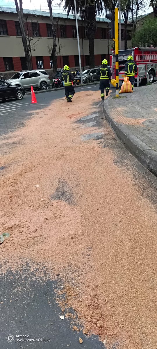 bomberospasto's tweet photo. 🚧 👨🏼‍🚒#MatPel | En los sectores de Miraflores I y Parque Bolívar, la carpeta asfáltica se vio contaminada por derrames de aceite. Varios motociclistas perdieron el control de sus vehículos. @bomberospasto llegó inmediatamente a estos lugares y controlo la emergencia. https://t.co/2fMT6qDde9
