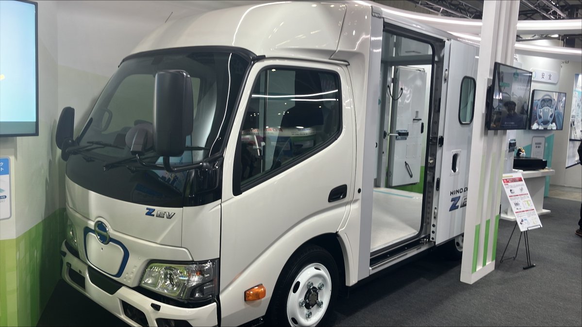 HINOJapan's tweet photo. #人とくるまのテクノロジー展 2026 YOKOHAMA 2日目始まりました✨
普通免許で運転できる小型BEVトラック「#日野デュトロZEV」をご存じでしょうか❓
超低床構造で運転席から荷室へ直接移動できるウォークスルーバン🚚2026年夏発売予定の車両が展示されています。

🚚展示内容はこちら👇
✅大型トラック用トランスミッションカットモデル
✅日野デュトロ Z EV
✅お客様の困りごと、社会課題解決に向けた取組 事例紹介
ぜひこの機会に、ご来場ください。

📍パシフィコ横浜
🗓️5/27(水)～29(金)

#日野自動車 #日野 #HINO #商用車 #トラック
