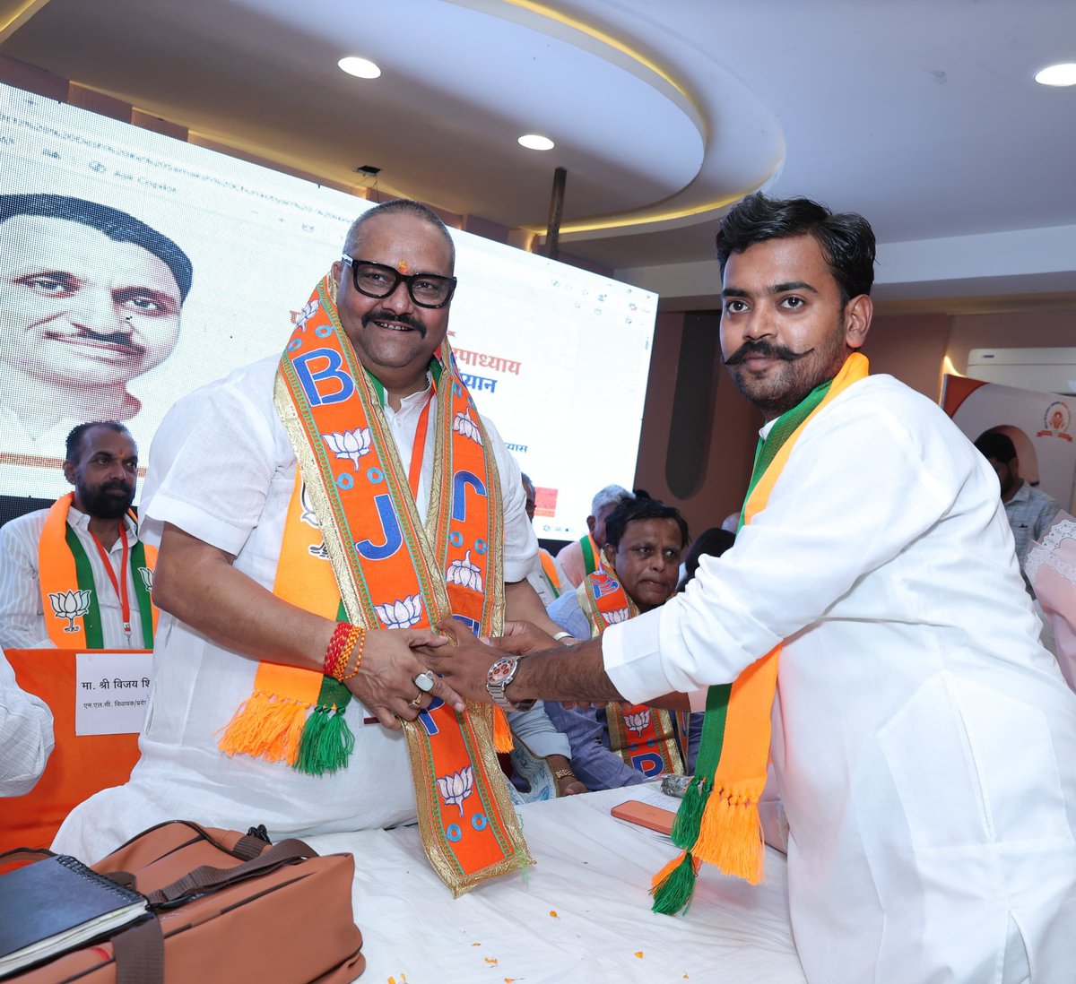 DeshdeepakRaja's tweet photo. भारतीय जनता पार्टी के प्रदेश मंत्री एमएलसी फिरोजाबाद महानगर प्रशिक्षण वर्ग के वर्गाधिकारी आदरणीय @vijayshivhare98 जी के कुशल नेतृत्व, मार्गदर्शन एवं संगठनात्मक क्षमता के परिणामस्वरूप प्रशिक्षण वर्ग सफलतापूर्वक सम्पन्न हुआ।
मार्गदर्शन के लिए आपका बहुत बहुत आभार @BJP4UP @BJP4India https://t.co/761FOwPbyZ