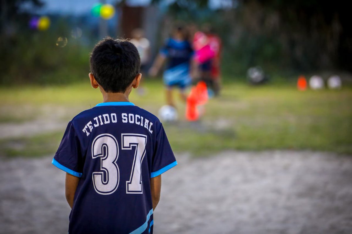 TejidoSocialSv's tweet photo. ⚽🏃‍♂️ | Llegamos a San José, Soyapango, con la entrega de insumos deportivos para continuar impulsando espacios donde niños, adolescentes y jóvenes encuentren en el deporte una oportunidad para crecer, aprender y construir nuevas metas dentro y fuera de la cancha.

#TejidoSocial | #CUBOSanJosé | #ElSalvador