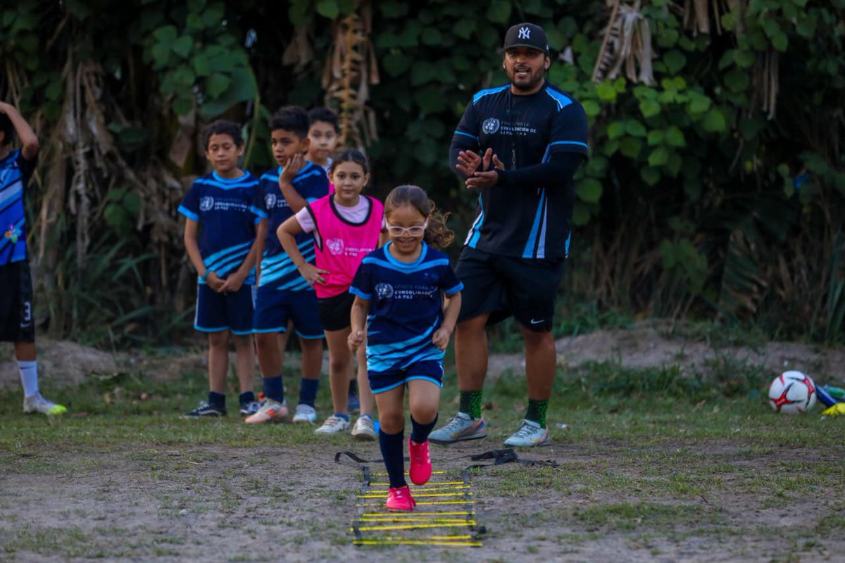 TejidoSocialSv's tweet photo. ⚽🏃‍♂️ | Llegamos a San José, Soyapango, con la entrega de insumos deportivos para continuar impulsando espacios donde niños, adolescentes y jóvenes encuentren en el deporte una oportunidad para crecer, aprender y construir nuevas metas dentro y fuera de la cancha.

#TejidoSocial | #CUBOSanJosé | #ElSalvador