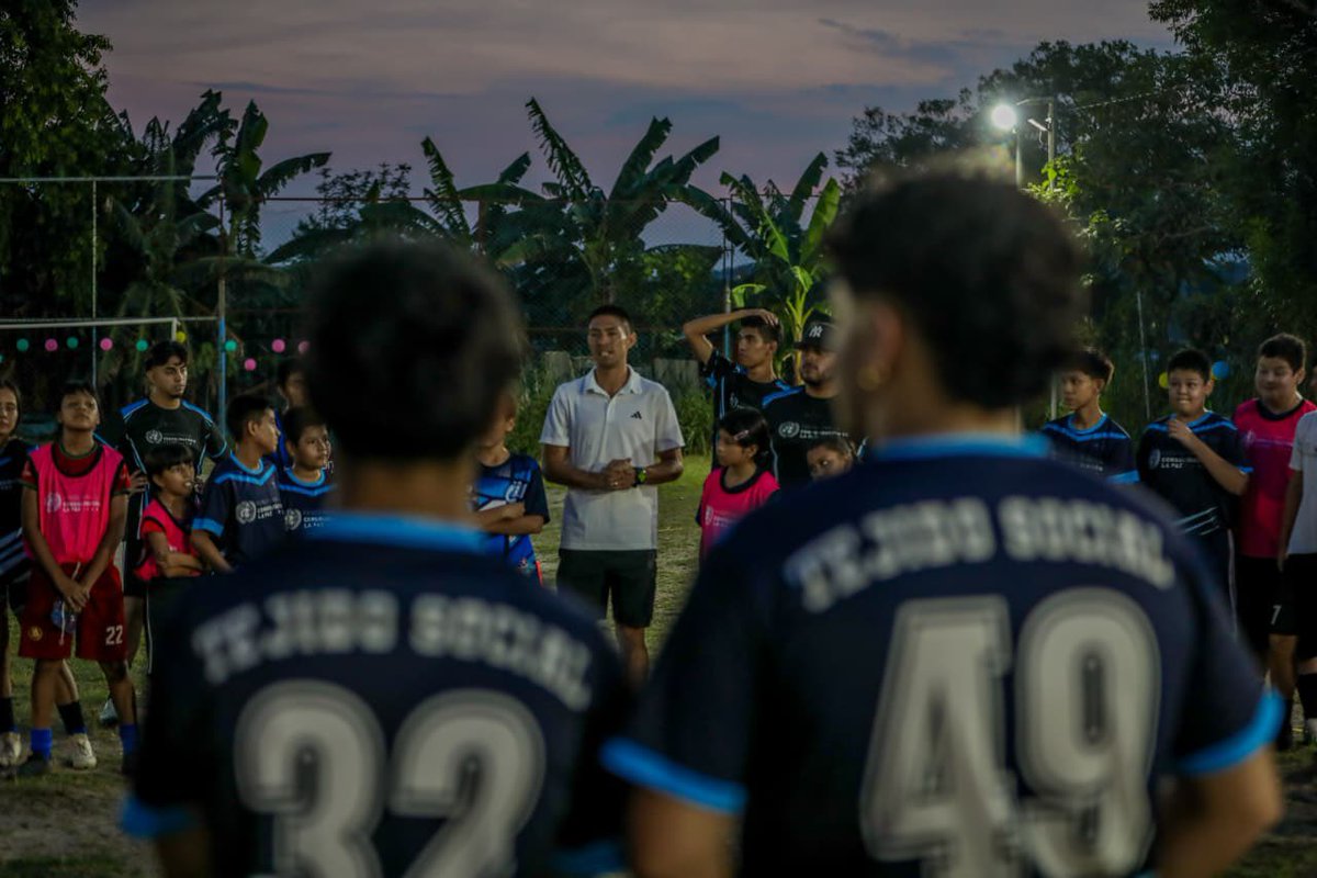 TejidoSocialSv's tweet photo. ⚽🏃‍♂️ | Llegamos a San José, Soyapango, con la entrega de insumos deportivos para continuar impulsando espacios donde niños, adolescentes y jóvenes encuentren en el deporte una oportunidad para crecer, aprender y construir nuevas metas dentro y fuera de la cancha.

#TejidoSocial | #CUBOSanJosé | #ElSalvador