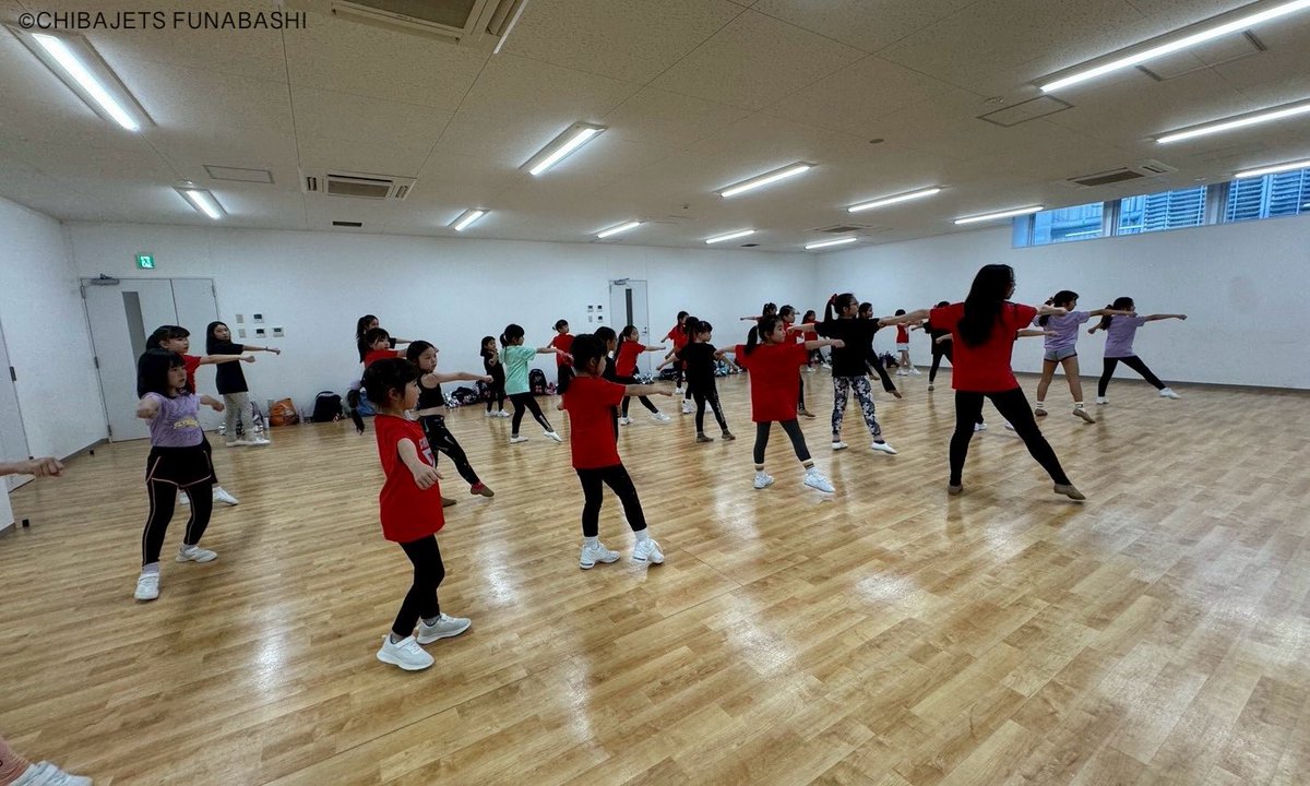 CHIBAJETS's tweet photo. 5/5(火・祝)、三井不動産アイスパーク船橋にて 、#STARJETS 専属マネジメント契約メンバーが企画する「ターンに繋がるバレエ基礎ワークショップ」を開催✨小学２年生以上を対象とし、30名のスクール生が参加しました🤝🏻❤️‍🔥個別のアドバイスを踏まえ、自主的に取り組む姿勢が印象的でした💭 https://t.co/AJRnTpN5yX