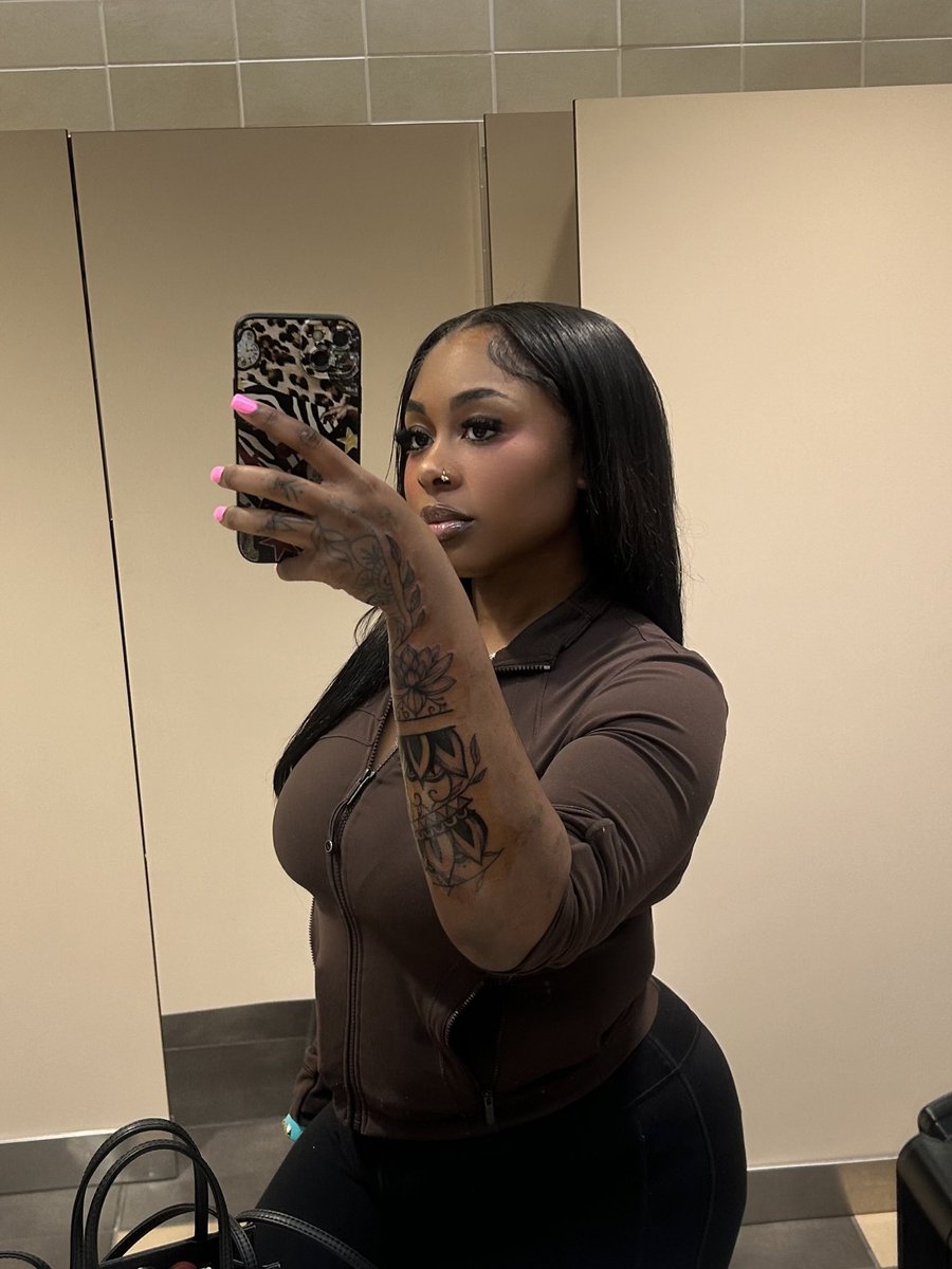 Mia tweet media