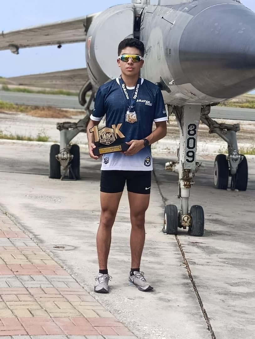 henryfevaldi's tweet photo. 🛩️ Excelente experiencia en la Carrera Aguiluchos 2026 
Felicitaciones hijo querido, siempre orgullosos de ti.

Muy bonito paseo en familia y con queridos amigos.
#fae #fuerzaaereaecuatoriana #salinas #running #nike https://t.co/H9eswG10aK