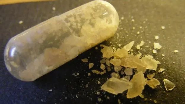 Lucidvortexh's tweet photo. Are the MDMA capsules preferable than the actual rock 🪨 or other Molly pills ? #drugtwt #mdma #molly #pills #drugstwt https://t.co/EAWfDbJUlp