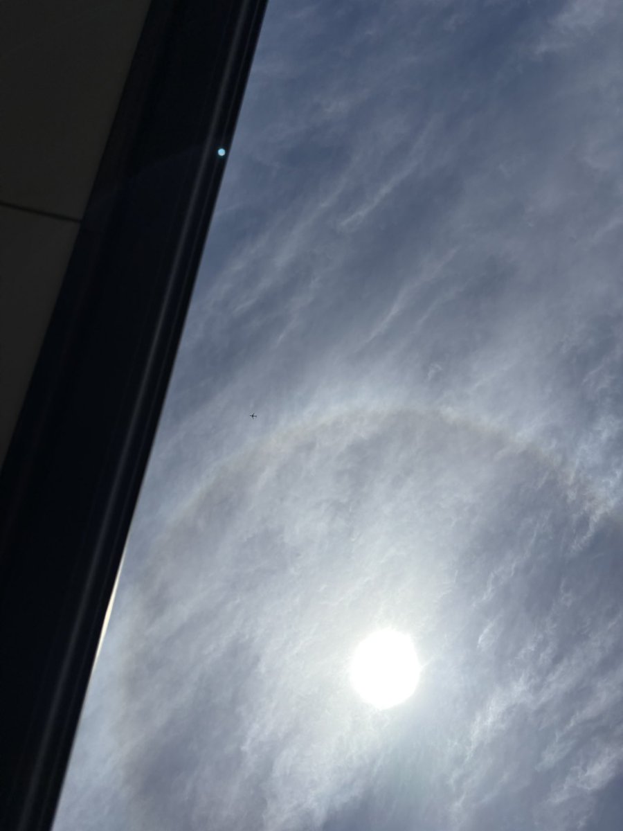 Fuku_Reo6's tweet photo. 綺麗だった
ハロ現象（日暈）っていうやつかな？
太陽の周りに虹ができて
その下にも虹がちらほらできてた🌈

 #ハロ現象 #日暈 #虹 https://t.co/pfKkfU8V60