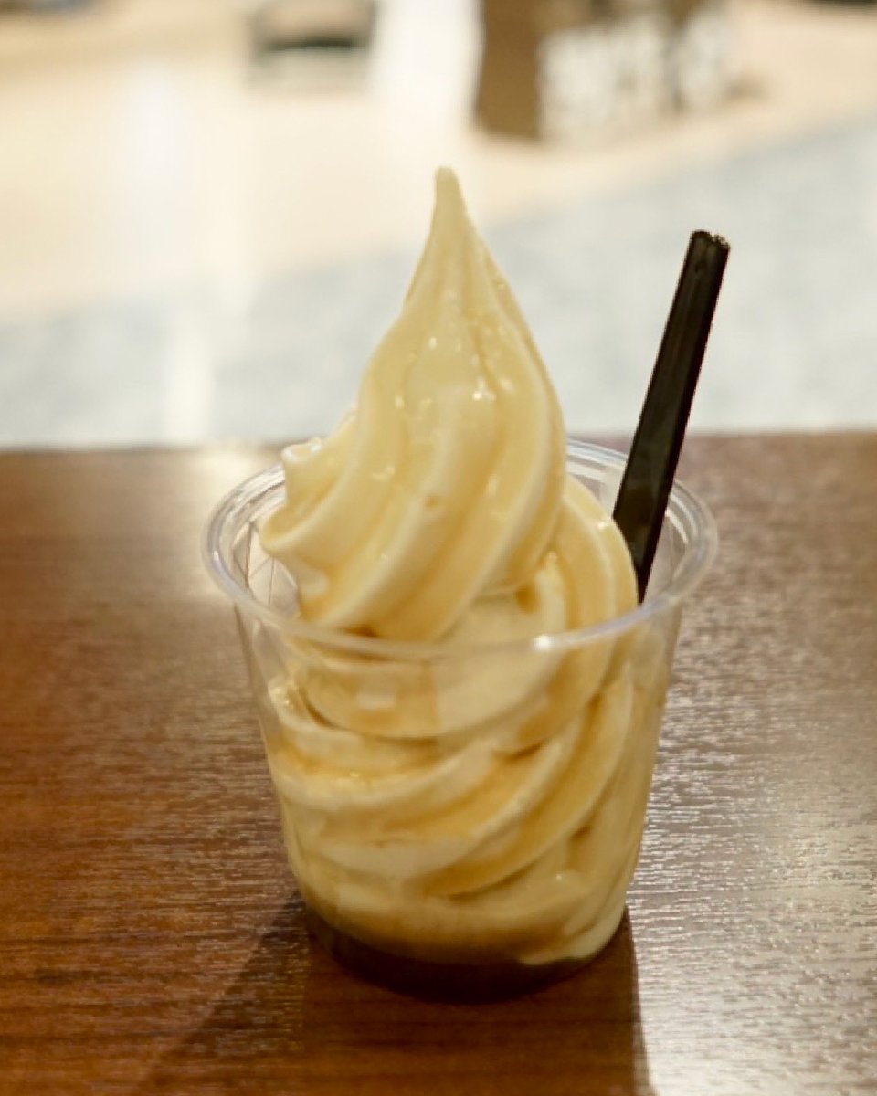msbcojp's tweet photo. ＼ソフトクリームはじめました！／

イオンモール岡山4Fフードコートにある
「クラフトビアショップ独歩」にて、
ソフトクリームの販売を開始しました🍦✨

ゴールデンウィーク中の試験運転で
大好評だったソフトクリーム！

このたび本格始動となりました！🙌

ワッフルコーン…550円（税込）
カップ…330円（税込）
でのご提供です😋

そして本格始動にあたり、
新たに「選べるちょいがけミニソフト」が登場🍧

ウイスキー10ml…+660円（税込）
リキュール・ビール10ml…+220円（税込）
いちごソース・チョコソース・カラースプレー…+165円（税込）

大人も楽しめる
お酒のトッピングがあるのも嬉しいですね～♪

お子さまから大人まで、
トッピングアレンジを楽しんじゃいましょう😋🍦

これからますます暑くなりそうです☀️
イオンモール岡山へお越しの際は、
ぜひ涼を求めて「クラフトビアショップ独歩」へ
お立ち寄りください～👋🏻

販売場所
-------------------------
 クラフトビアショップ独歩
岡山市北区下石井1-2-1
イオンモール岡山
4階フードコート
営業時間：10時～21時
年中無休
-------------------------

#クラフトビアショップ独歩 #ソフトクリーム #イオンモール岡山 #フードコート #独歩ビール
