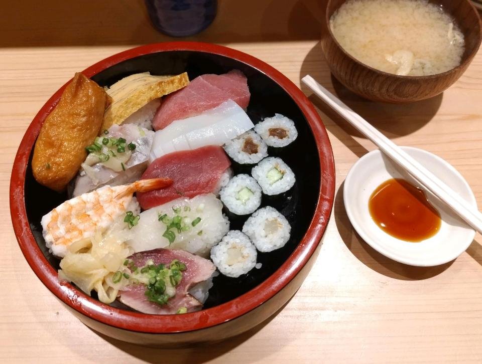enoki124's tweet photo. 芳すし　大盛¥1000　移転後初
大行列 https://t.co/Rm9XqScFrG