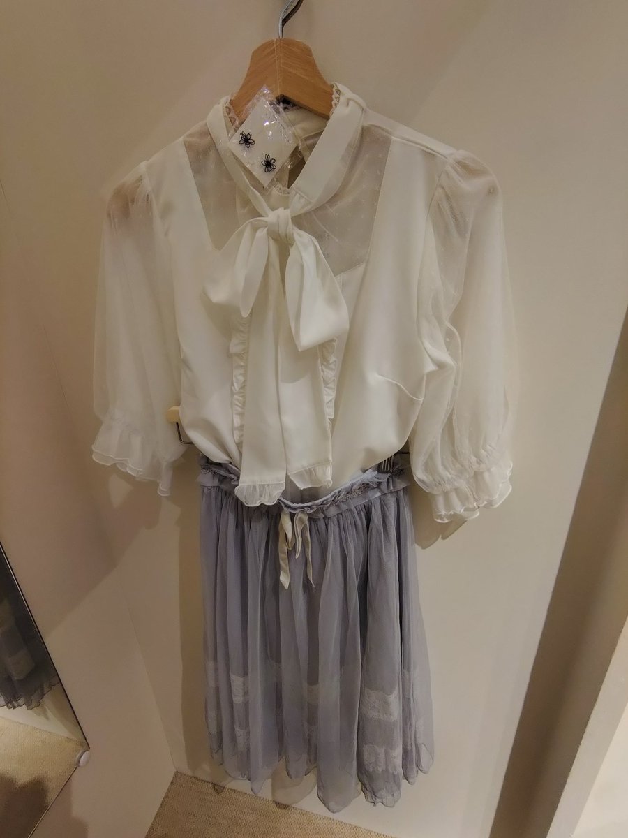 jellyfishai336's tweet photo. 凪誠士郎
可愛すぎだかも？
axes femme好きには刺さると思います。
specialprice

COL
グロス
リボン付レーシーチュールSK

COL グレー
ビッグリボンスタンド襟BL

COL白
#ブルーロック 
#エゴい 
#バウンドコーデ
#PASTEQIDOR #axesfemme
#PASTEQIDORラフォーレ原宿店 https://t.co/TEsP2ogTjb