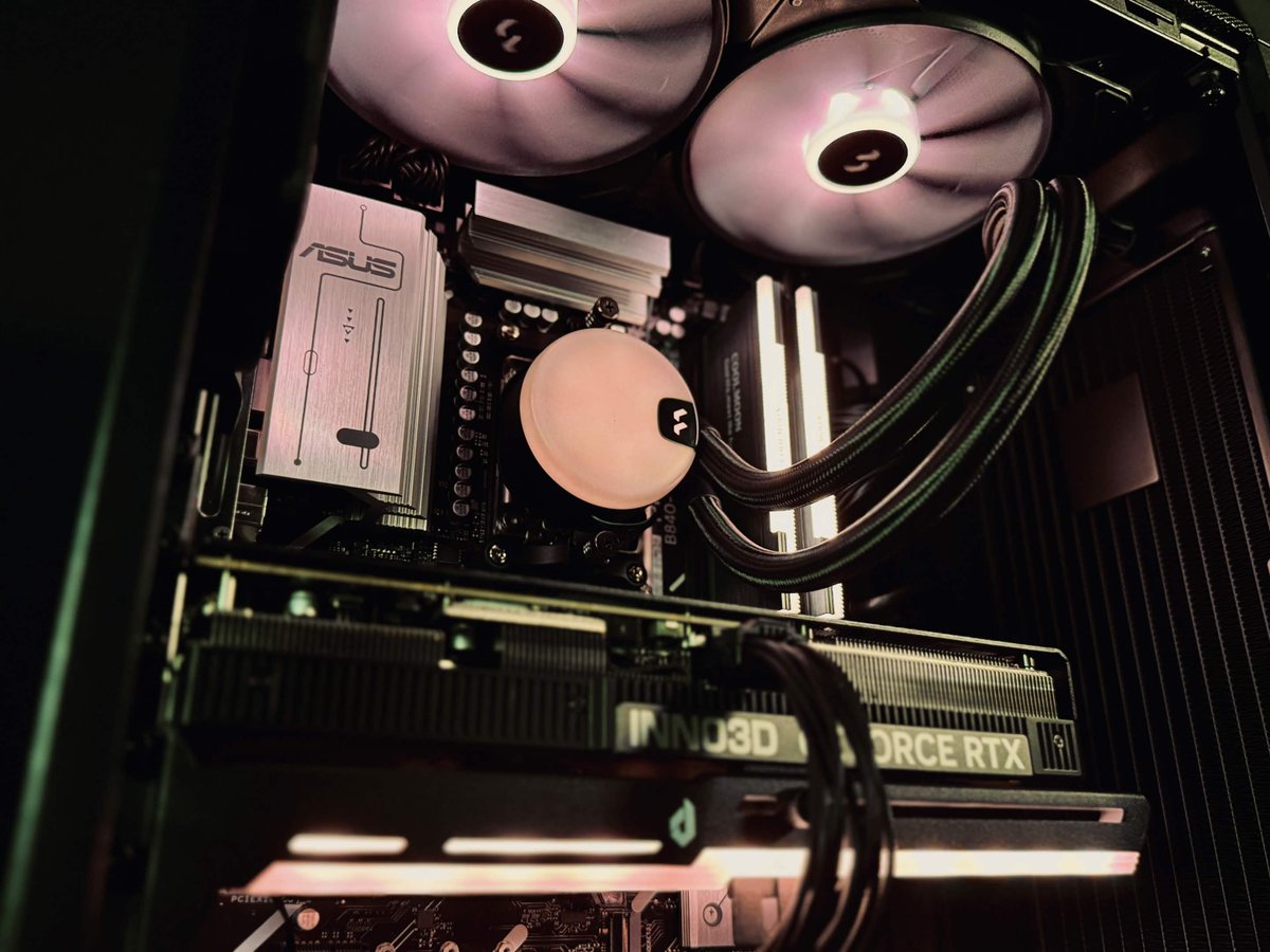 REFTCOMPUTER's tweet photo. 【NorthTG Black】
ウォールナット素材と真鍮パーツが目を引く本モデルは、お部屋のインテリアに自然と溶け込みます。

内部には、ケースと同じFractal Design社製のケースファンとCPUクーラーを搭載。
統一感のあるデザインに仕上がっています。

この度はご注文いただき、誠にありがとうございました。

▼NorthTGモデルはこちら
https://t.co/TLWwMXkZyb
#ゲーミングPC