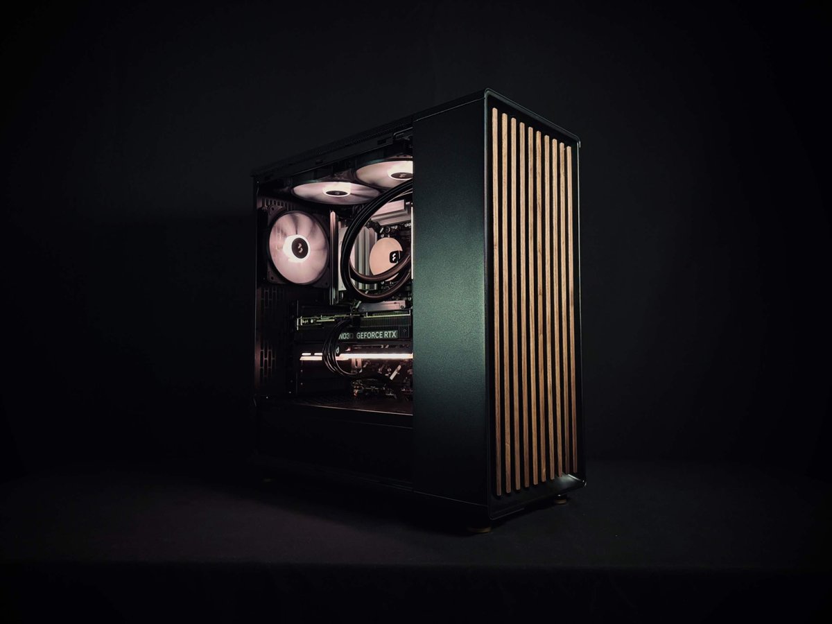 REFTCOMPUTER's tweet photo. 【NorthTG Black】
ウォールナット素材と真鍮パーツが目を引く本モデルは、お部屋のインテリアに自然と溶け込みます。

内部には、ケースと同じFractal Design社製のケースファンとCPUクーラーを搭載。
統一感のあるデザインに仕上がっています。

この度はご注文いただき、誠にありがとうございました。

▼NorthTGモデルはこちら
https://t.co/TLWwMXkZyb
#ゲーミングPC