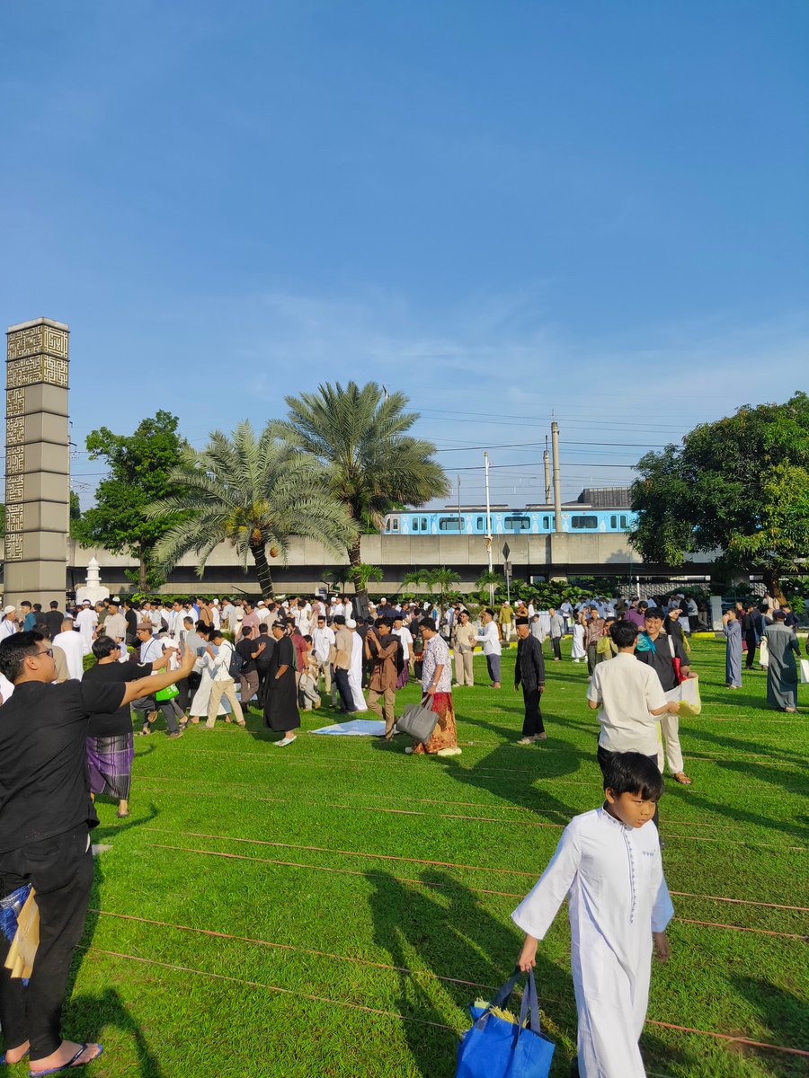 txttransportasi's tweet photo. Eid prayer with the MRT view in Jakarta Selatan. https://t.co/07eLCMtJtW