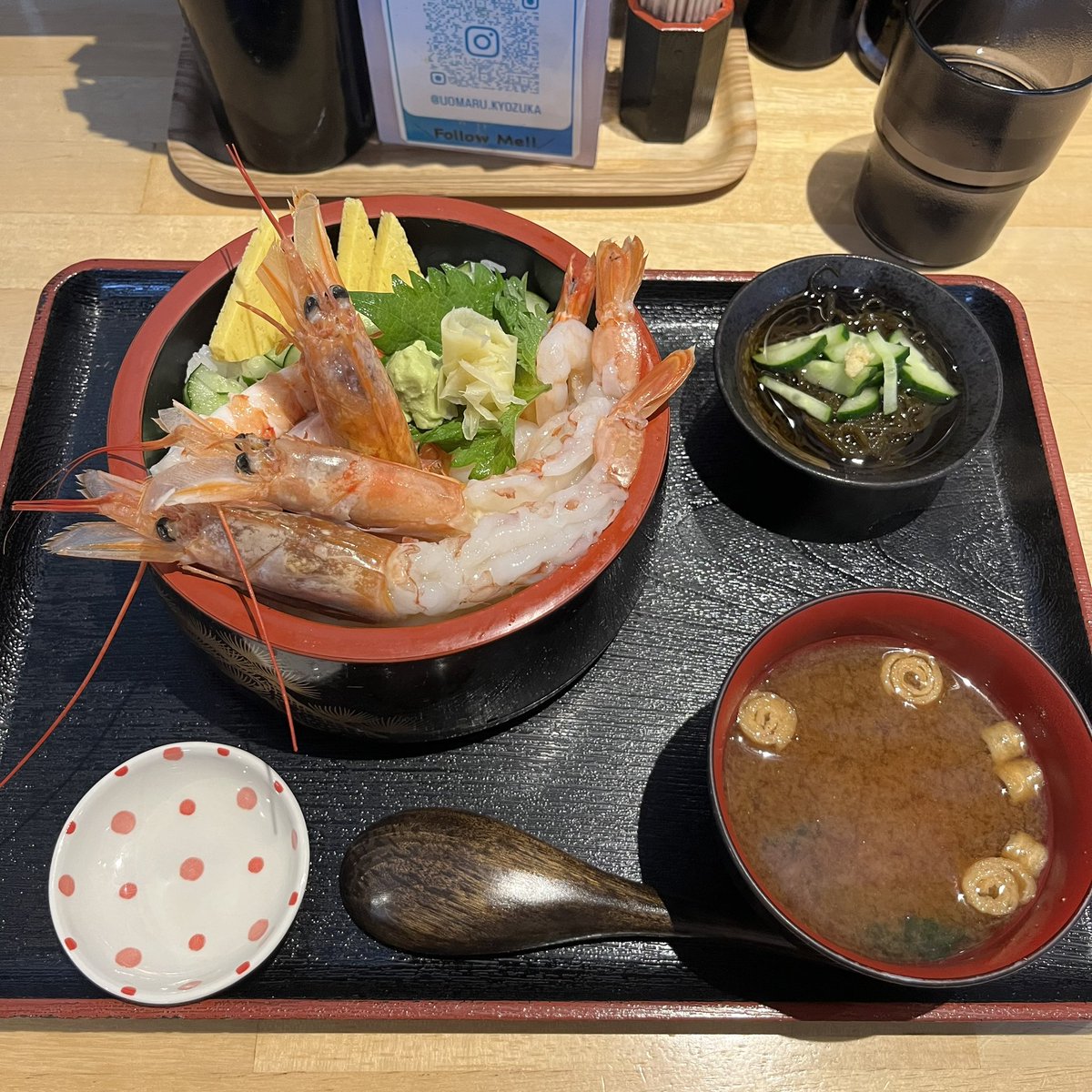 EYotti's tweet photo. すし直売所　魚まる　経塚店

エビづくし丼(中)
¥1573

#すし直売所魚まる経塚店
#ぼっち飯 https://t.co/9vTLAHF5Me