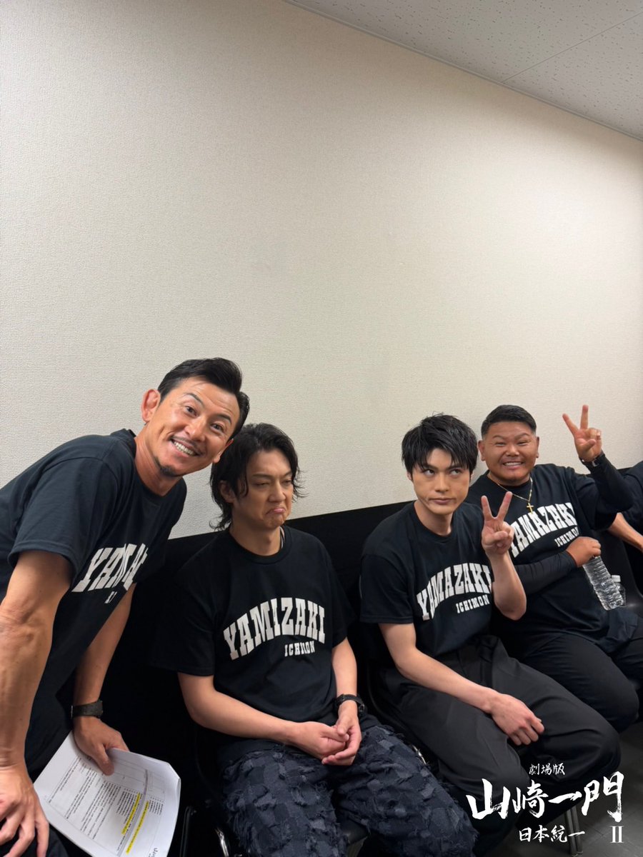 nihon_touitsu's tweet photo. 登壇直前の3人と、ひょっこり舘さん🎤

#劇場版山崎一門Ⅱ
#日本統一 https://t.co/P6av87b12I