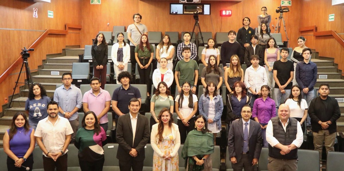 EvaBarrientosZe's tweet photo. ✨ Está tarde de #MartesDeSalaAbierta en la @TEPJF_XAL.

Nuevamente tuve el gusto de charlar con las y los alumnos de la @FacDerUV 🎓, sobre “La labor de la Sala Regional Xalapa como autoridad jurisdiccional electoral” ⚖️🗳️🤝📚 https://t.co/AAmo2giQjO