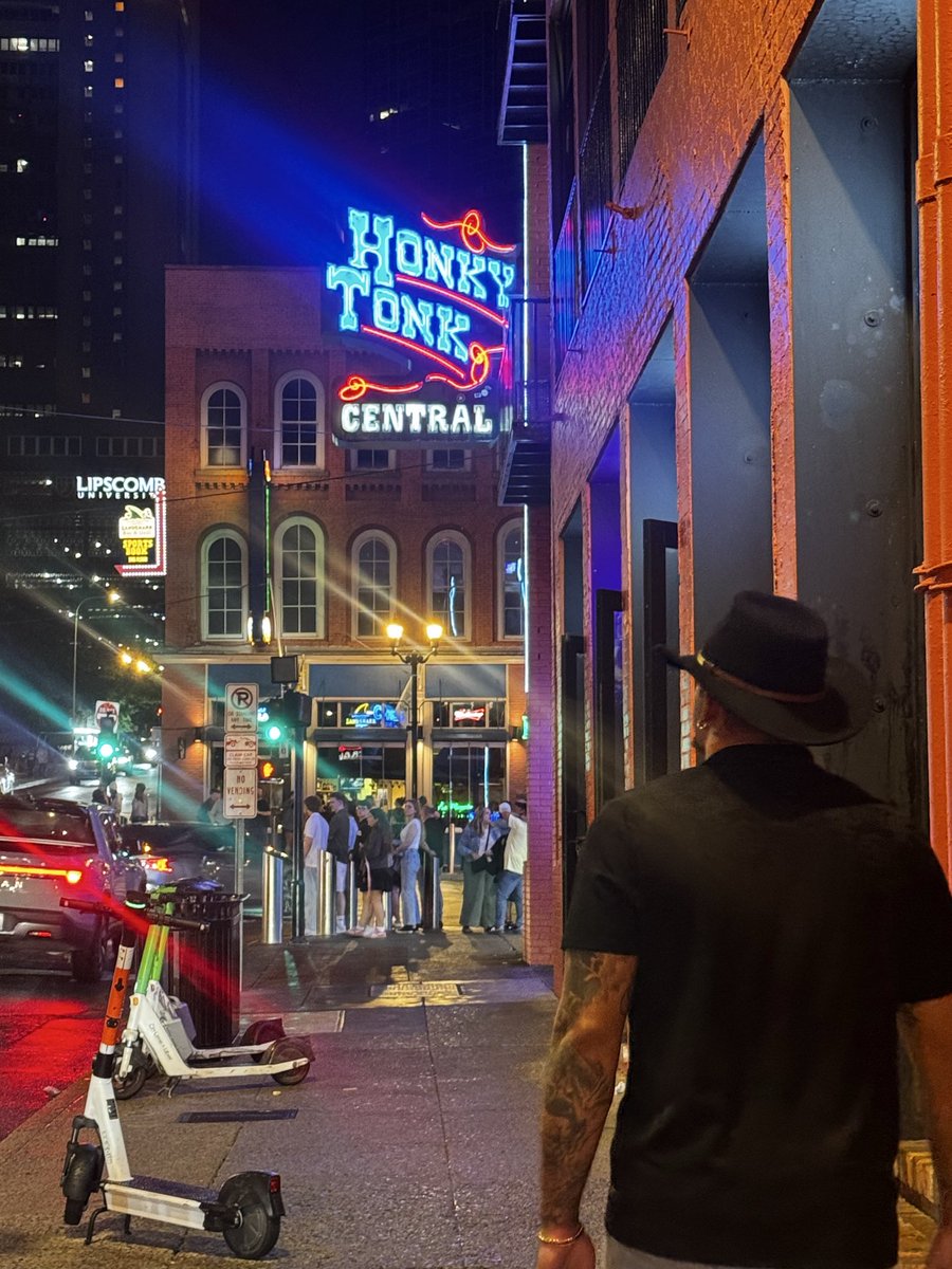 DanSFV's tweet photo. Downtown nashville https://t.co/RCYADUXNUB