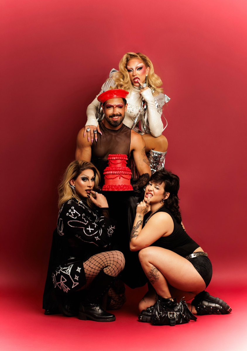 rodolfolima's tweet photo. Hoje é meu aniversário e eu trouxe algumas convidadas para comerem meu bolo 🎂

@arubynox 
@sarahvikaqueen 
Barcellos ❤️ https://t.co/BU2NlxP721