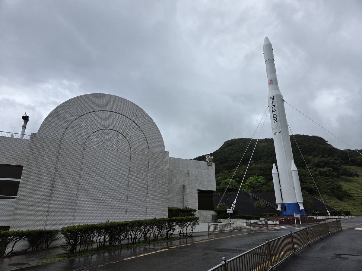 cybercyclist's tweet photo. 種子島宇宙センターでバスツアーに参加…のはずが、雷警報のため中止に。代わりにシアターで設備やロケットのプレゼンがあり、予定よりも早く終了。ショップでH3ロケットのTシャツを購入。 https://t.co/83vfU9Al5F