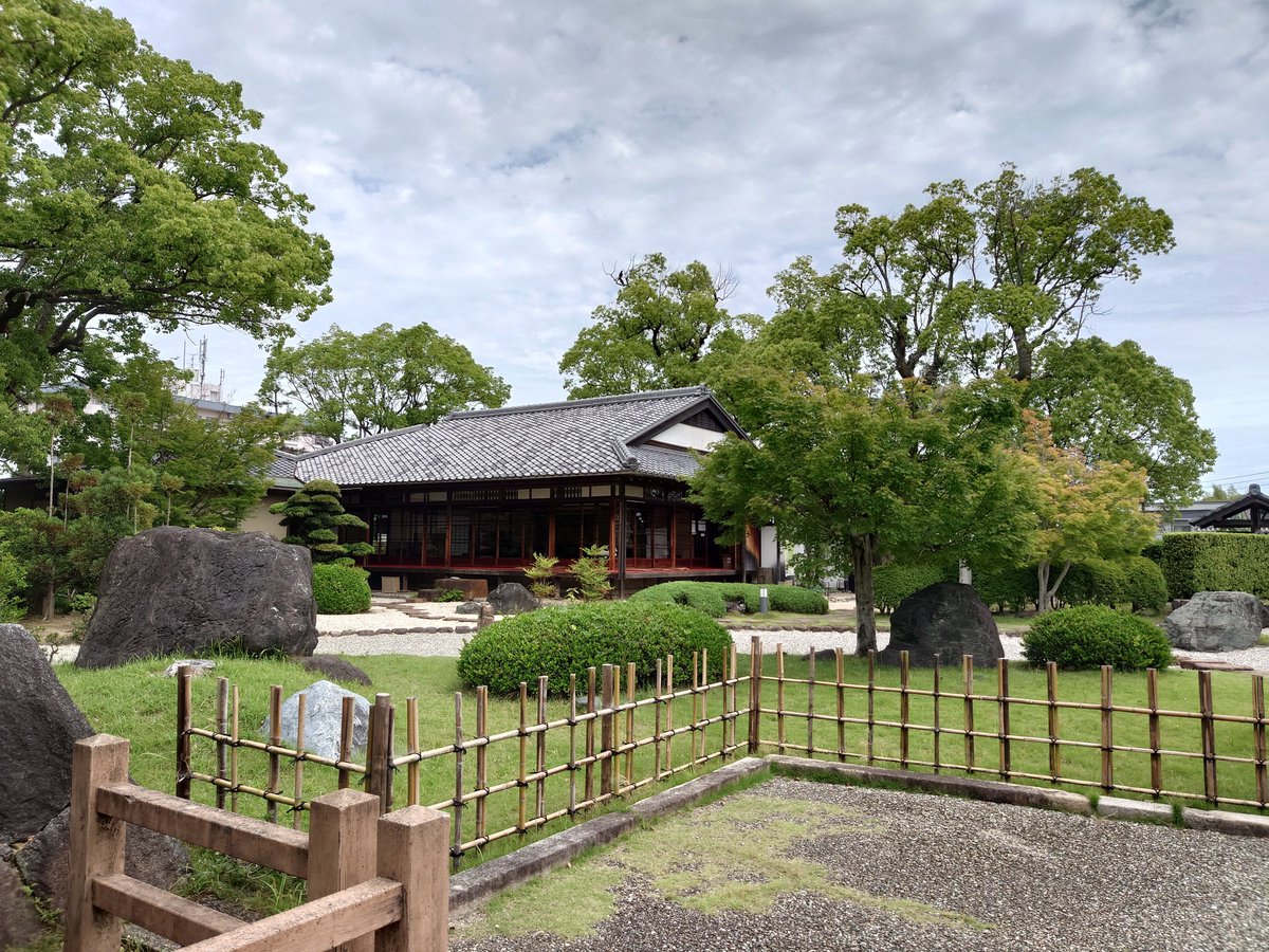 APWUtlpNcmdIVxW's tweet photo. 西尾に用事があったので、配信で言ってた西尾城の旧近衛邸に寄って来ました。中から見る庭園が素敵だった〜
よく前の道を使っていましたが、行く機会がなく配信を見て折角だから行ってみようと思いました。
今度来たときは、ガラス博物館や一色魚市場にもいってみてください。
#行ったよらでんちゃん https://t.co/xBntD0GTmL