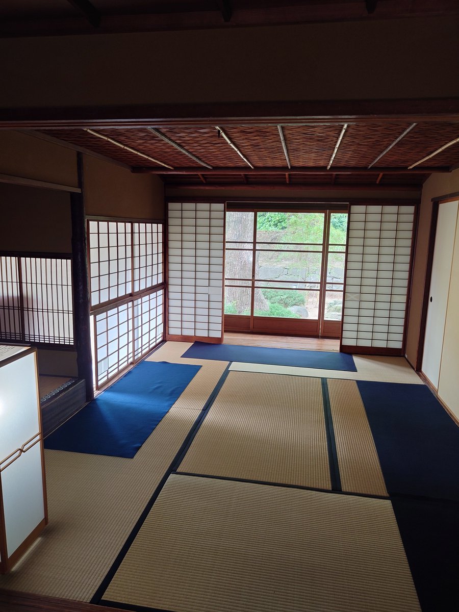 APWUtlpNcmdIVxW's tweet photo. 西尾に用事があったので、配信で言ってた西尾城の旧近衛邸に寄って来ました。中から見る庭園が素敵だった〜
よく前の道を使っていましたが、行く機会がなく配信を見て折角だから行ってみようと思いました。
今度来たときは、ガラス博物館や一色魚市場にもいってみてください。
#行ったよらでんちゃん https://t.co/xBntD0GTmL