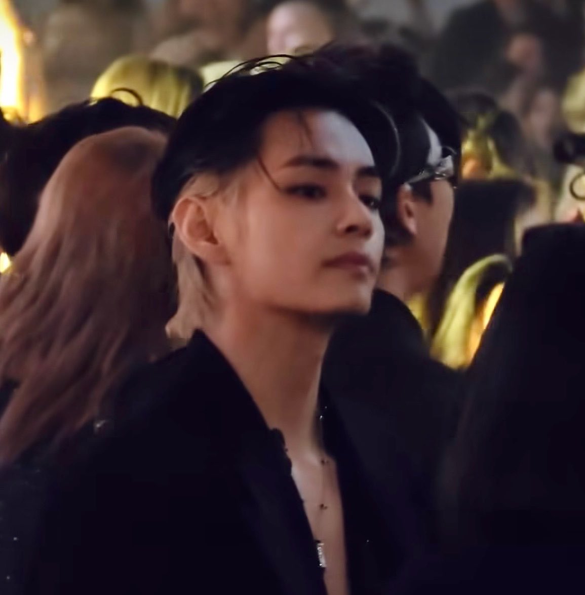 narastae's tweet photo. taehyung’s hair looks like tiger stripes and honestly this might be the best hairstyle he’s ever had which is insane to say because he’s had so many iconic looks... so with this, i conclude that team tiger wins 🐯 https://t.co/h8g8ite7bS