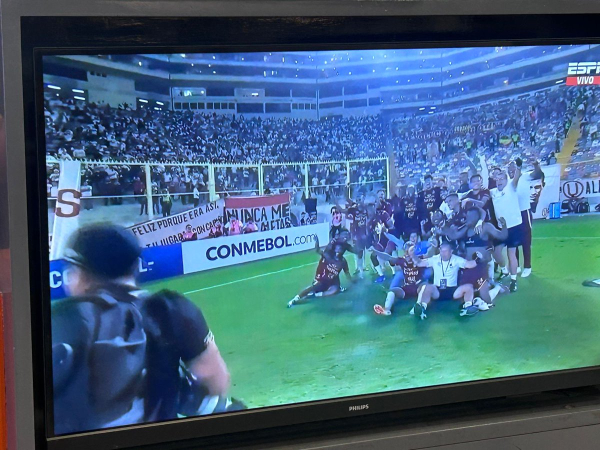 BarquiSCmo's tweet photo. Pero a mi me dijeron que tenían el grupo más fácil, que ellos son los tricampeones.
Un grande demuestra ser tricampeon jugando la final de CL
Un diminuto se jacta de ser tricampeon para darle la cola a Coquimbo y Tolima e irse ultimo.
Nunca en su puta vida se comparen. https://t.co/VpVNVCeCLN