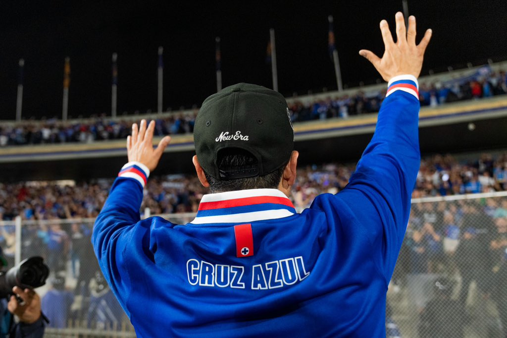 ccaballero10's tweet photo. En la primer imagen se ve al Inge Velázquez antes de iniciar la final prometiendo la décima a los azules en CU…

En la segunda se ve a @Victor_VelRan ya con la misión cumplida…

Mucha aura la que tuvo la final del domingo https://t.co/e1rRFkIv64