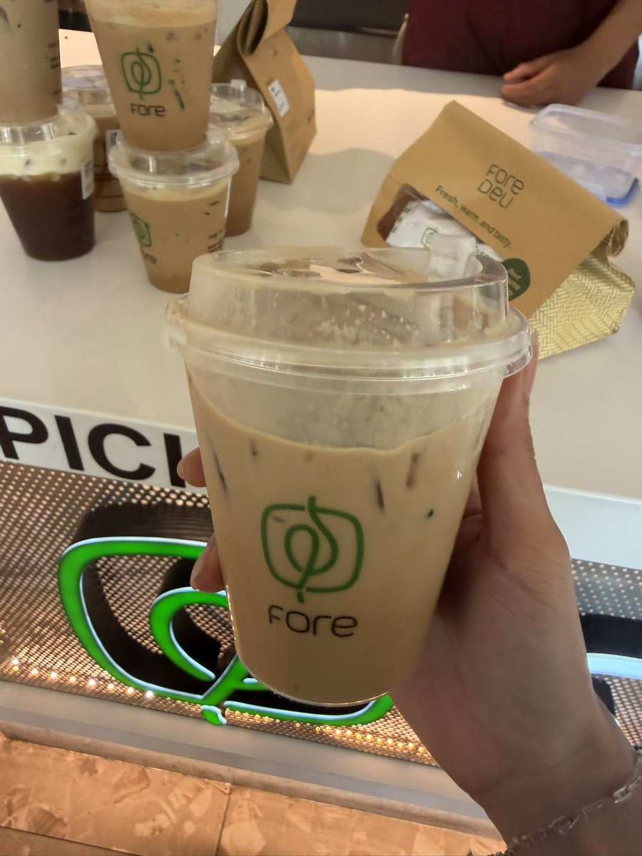 eeeerll's tweet photo. btw apa menu fore favorit kaliannn??
me : aren latte😇 https://t.co/DW3uUDNnFJ