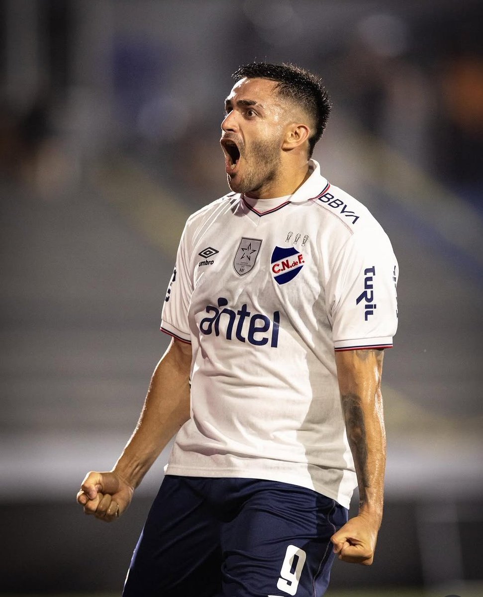 NacionalYampain's tweet photo. El mejor por escándalo de Nacional, sin dudas que fue Maxi Gómez, dejó todo, se vacío haciendo lo que tiene que hacer para el contexto que había.

Se puso el equipo al hombro metiendo el golazo de tiro libre, aguantando la pelota, generando faltas, luchando.

Se merece renovar. https://t.co/5TF9KgPblM