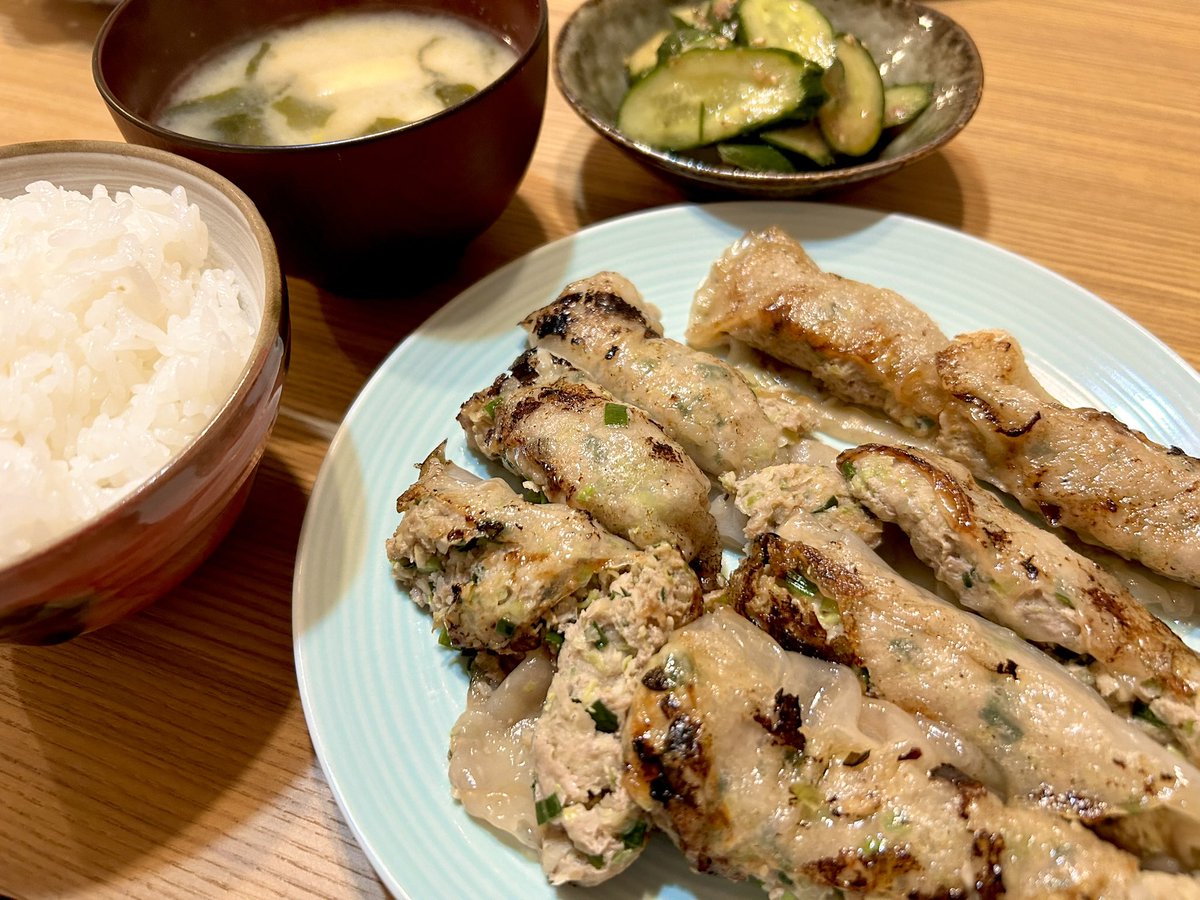 mrcvkun's tweet photo. ✔️生春巻き餃子(焼くの大失敗！笑
✔️梅きゅー
✔️油揚げとわかめのみそ汁
#おうちごはん #夜ご飯　#献立　#料理記録 https://t.co/VmfdRTPssC