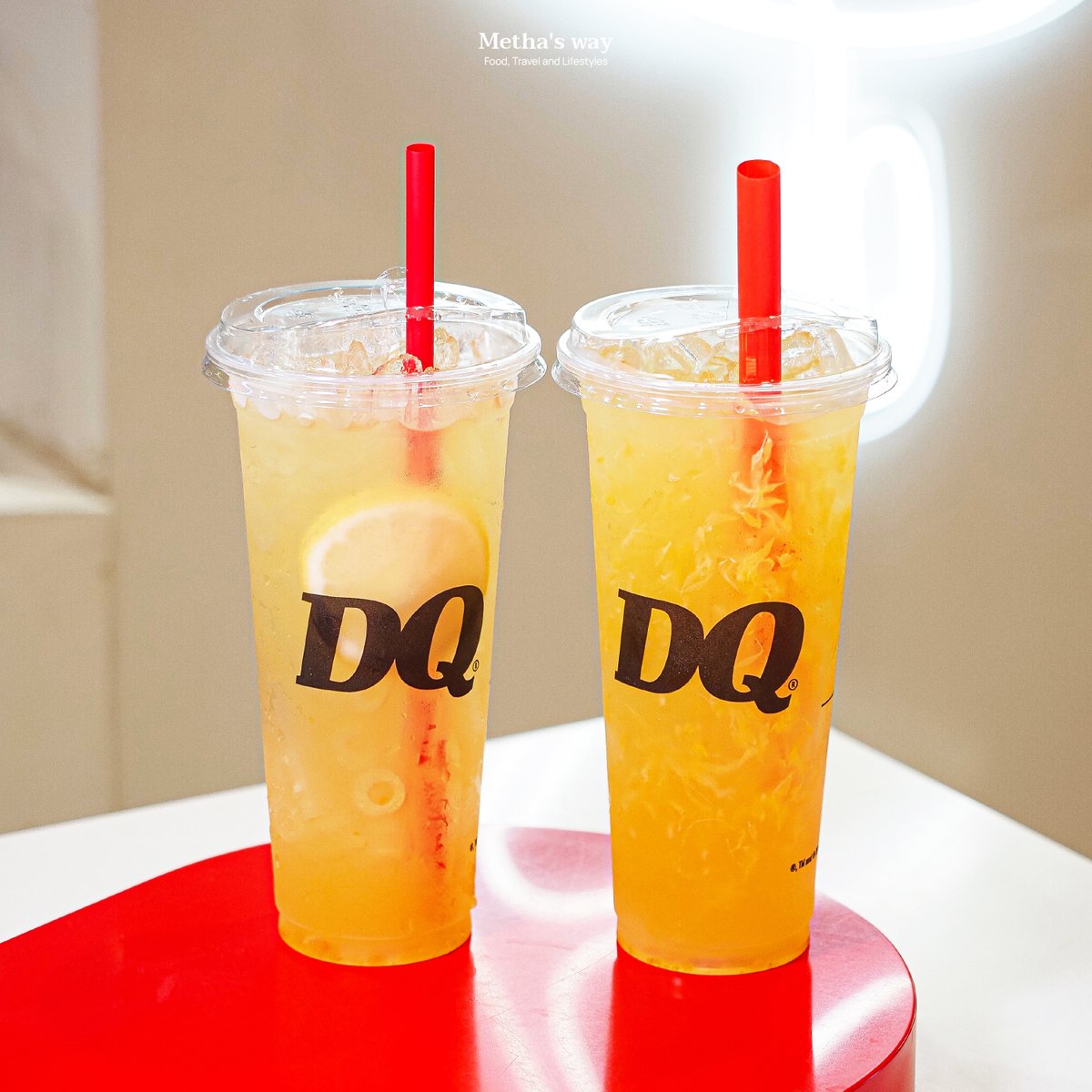 METHASWAY's tweet photo. ใครลองน้ำผลไม้ของ Dairy Queen ตัวนี้แล้วบ้าง 🍋🧃 “Juice Pop” เป็นน้ำผลไม้ที่เค้ามาในคอนเซปต์ 2 Level เริ่มต้นแค่ 39.- แต่ได้ทั้งความสดชื่น แล้วก็ Texture ให้เคี้ยวเพลินๆ

ตอนนี้มีทั้งหมด 2 รสชาติ แต่ละรสเลือกได้ 2 แบบนะ
🍇 เคียวโฮ เลมอน
🍊 ยูซุ เลมอน

#อร่อยบอกต่อ #DairyQueen https://t.co/5xdVeNeG90