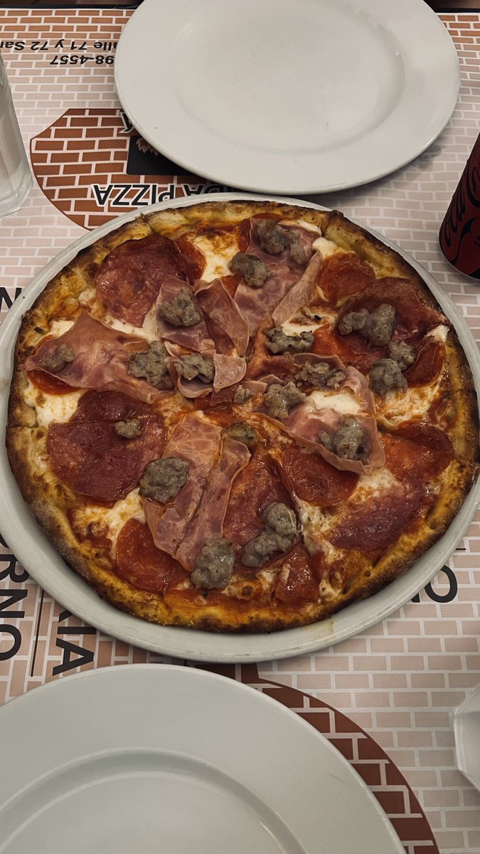 bel695337's tweet photo. La pizza de camarones estaba demasiado buena🍕 https://t.co/oKSOcwRWbF