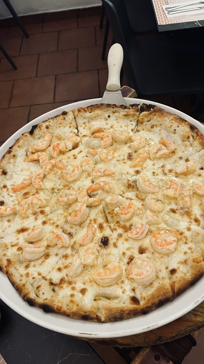 bel695337's tweet photo. La pizza de camarones estaba demasiado buena🍕 https://t.co/oKSOcwRWbF