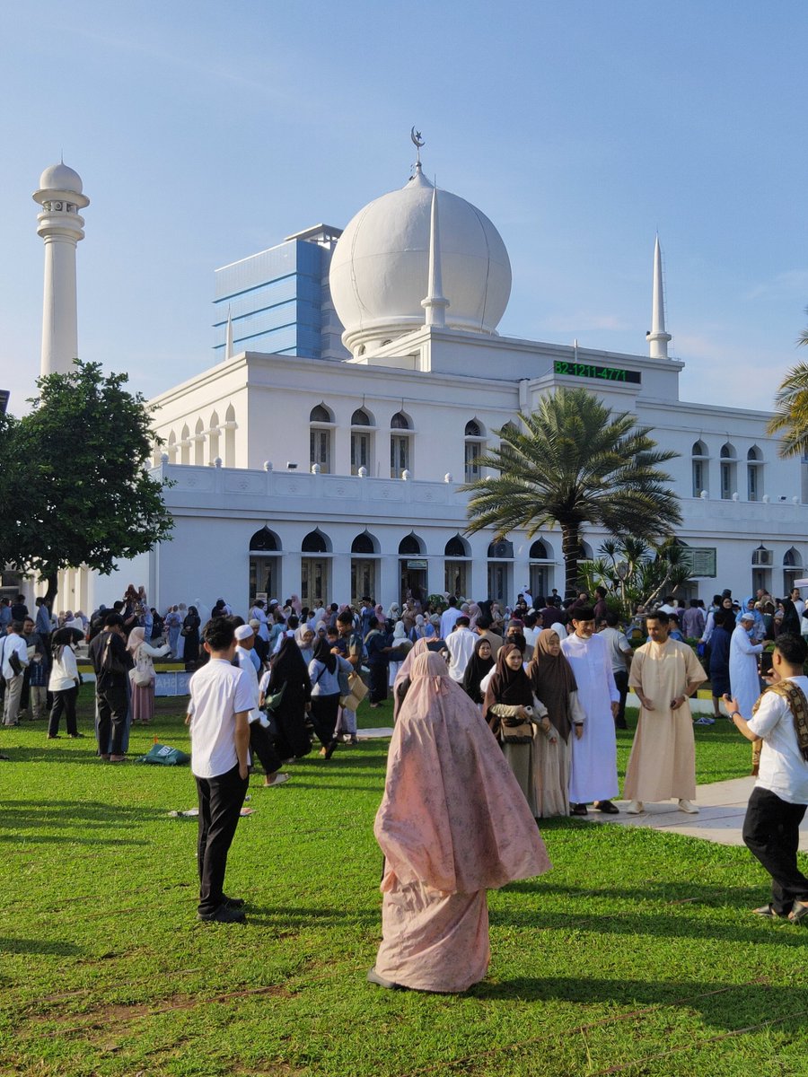 txttransportasi's tweet photo. Eid prayer with the MRT view in Jakarta Selatan. https://t.co/07eLCMtJtW