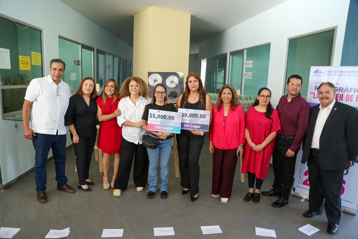 STAUdeG's tweet photo. Hoy inauguramos la exposición del concurso fotográfico “La Mujer de Hoy”

Más de 140 obras de maestras y maestros de la Red Universitaria participaron en esta convocatoria. 30 fotos fueron seleccionadas y estarán en exhibición hasta el 2 de junio.

¡Felicitamos a las ganadoras! https://t.co/xdQNAgu0cP
