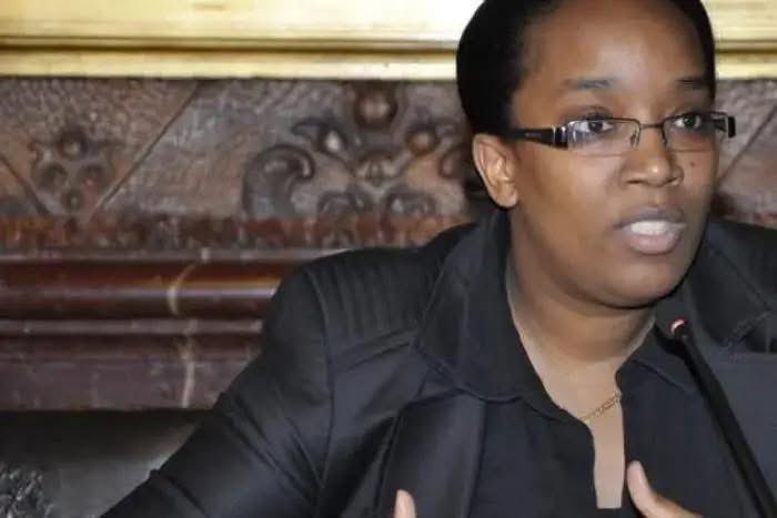 mamadoukanny's tweet photo. REFLEXION DE COMBAT

J’ai écouté le nouveau Président de l’Assemblée Nationale sénégalaise, Ousmane SONKO.

Et une phrase m’a particulièrement frappée : « La morale politique n’est pas une décoration destinée aux discours de campagne. Elle est la condition de survie des nations ».

Cette phrase dépasse le Sénégal. 

Elle interpelle toute l’Afrique.

Depuis trop longtemps, certains pensent que le pouvoir se transmet comme un héritage familial ou un arrangement entre élites. Non. Le pouvoir ne se transmet pas. Il se conquiert par le combat, par les convictions, par la capacité à convaincre un peuple.

L’Histoire nous enseigne une vérité simple : la jeunesse biologique n’a jamais garanti ni la compétence, ni la vision, ni la grandeur. 

Mandela est arrivé au pouvoir à 76 ans. Hitler avait 45 ans. Mussolini, 39 ans.

Le vrai sujet n’est donc pas l’âge. 

Le vrai sujet, c’est le courage politique.

C’est la fidélité aux principes. 

C’est la capacité à résister à la compromission.

Un peuple suit les femmes et les hommes qui incarnent quelque chose de plus grand qu’eux-mêmes : une constance, une dignité, une résilience.

Aucun acquis démocratique n’a jamais été obtenu dans la mendicité politique, le silence ou la soumission. Chaque liberté conquise l’a été parce que des femmes et des hommes ont accepté
de lutter.

Le combat finit toujours par payer.

Mais encore faut-il accepter de combattre sans garantie personnelle de récompense.

Car ceux qui entrent en politique pour un poste finissent toujours par négocier leurs
convictions.

Ceux qui combattent pour un peuple deviennent, eux, impossibles à acheter.

L’expérience sénégalaise rappelle aussi les limites du fameux « plan B » que certains
présentaient ailleurs comme une solution miracle.

Le plan B consiste souvent à tenter de contourner une injustice par une stratégie qui porte malheureusement en elle les germes de la rivalité, de la frustration et parfois même de la trahison.

Car lorsqu’un combat cesse d’être centré sur des principes pour devenir une question de
succession ou de positionnement, les ambitions personnelles finissent souvent par prendre le pas sur l’objectif collectif.
Le plan B crée presque toujours une dualité silencieuse : entre celui qui incarne
historiquement le combat, et celui qui finit, malgré lui ou non, par apparaître comme une alternative.

Et là où naît l’idée d’alternative, naissent aussi les calculs, les divisions et les fidélités fragiles.

Refuser une injustice, surtout lorsqu’il n’existe plus véritablement d’État de droit, ce n’est pas du fanatisme.

C’est du réalisme.

Le fanatisme consiste à suivre aveuglément un homme.

Le réalisme consiste à comprendre qu’accepter une injustice aujourd’hui, c’est préparer des injustices encore plus graves demain.

Lorsqu’un peuple commence à considérer l’arbitraire comme normal, il ne perd pas seulement ses droits. Il perd progressivement sa liberté de penser, de contester et d’espérer.

Résister à l’injustice n’est donc pas un excès.

C’est une nécessité démocratique.

Aucune stratégie ne peut remplacer durablement le lien direct entre un leader, un peuple et un combat politique assumé jusqu’au bout.

Et lorsqu’un peuple cesse de croire en la parole publique, ce ne sont pas seulement les politiciens qui tombent. Ce sont les institutions elles-mêmes qui vacillent.

Voilà pourquoi la morale politique doit redevenir une exigence.

Pas un slogan.

Pas une posture.

Une exigence.

Me Habiba Touré

#ppaci #sonko #cotedivoire #SenegalFirst