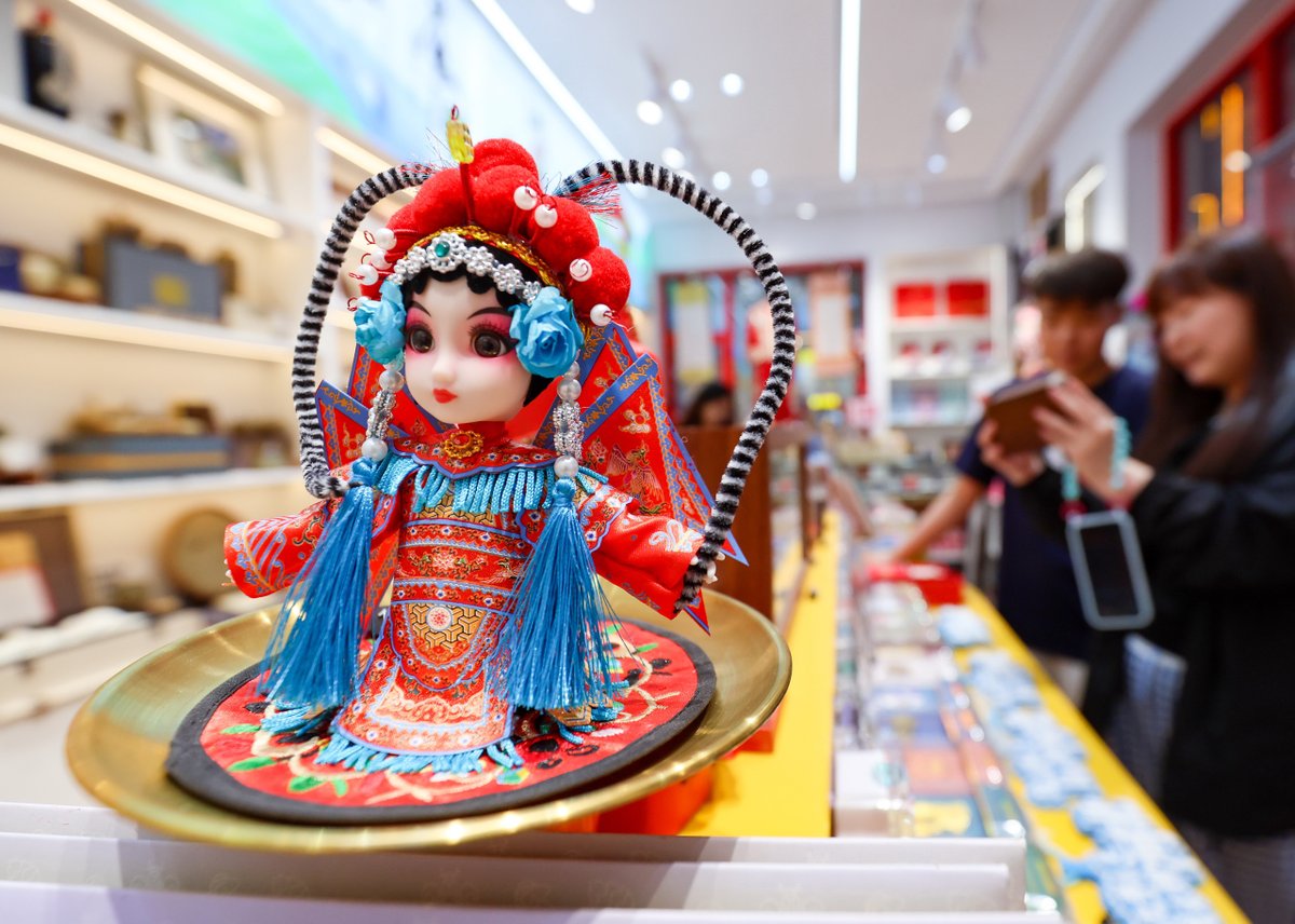ChinaDaily's tweet photo. Consumption push unlocks new potential: Expansion of domestic demand seen as crucial to nation's modernization drive #XiVision #XiJinping #习近平 @XisMoments https://t.co/ateiaiHNNv https://t.co/5F1yldsc9F